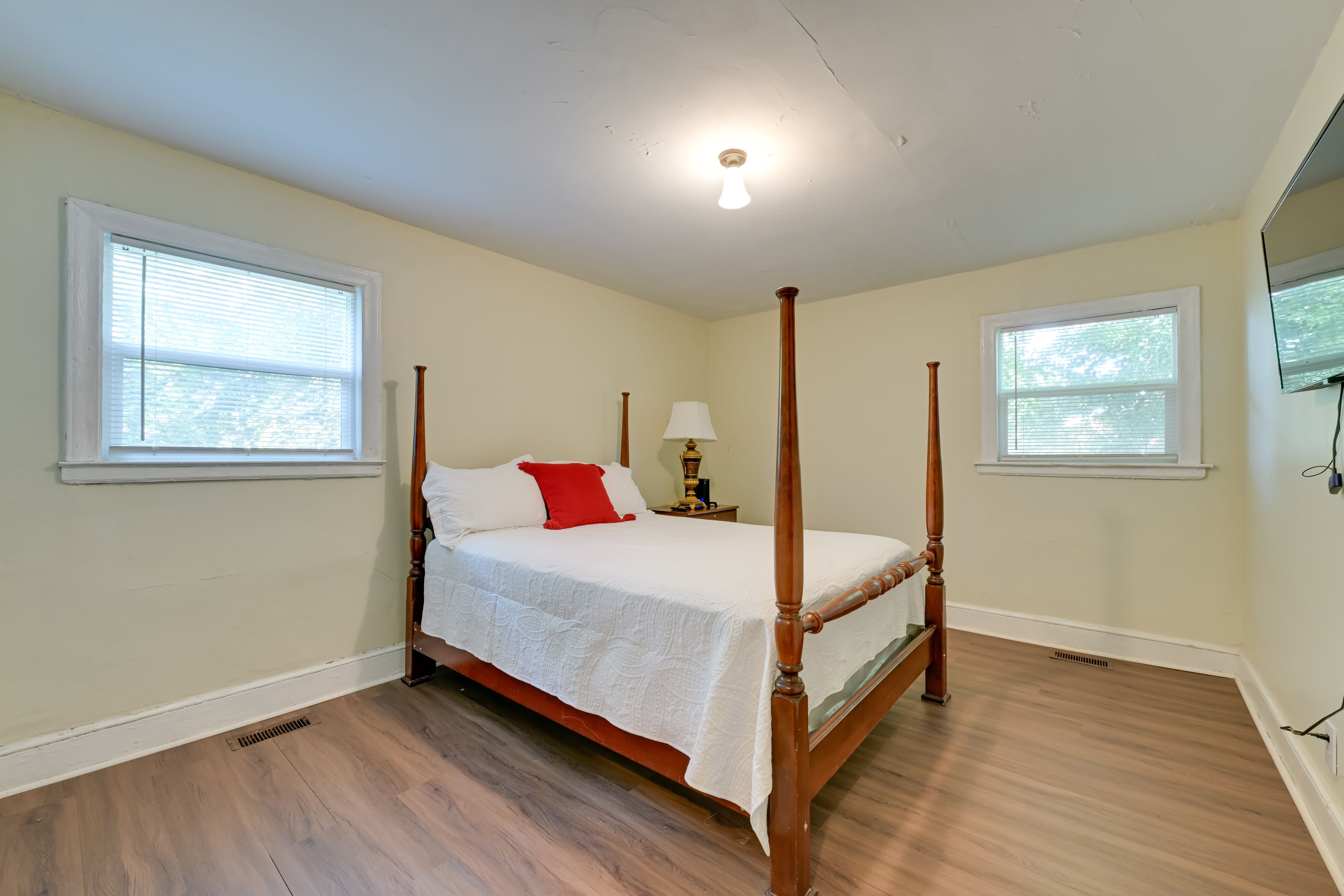 Bedroom 1 | Queen Bed | Linens