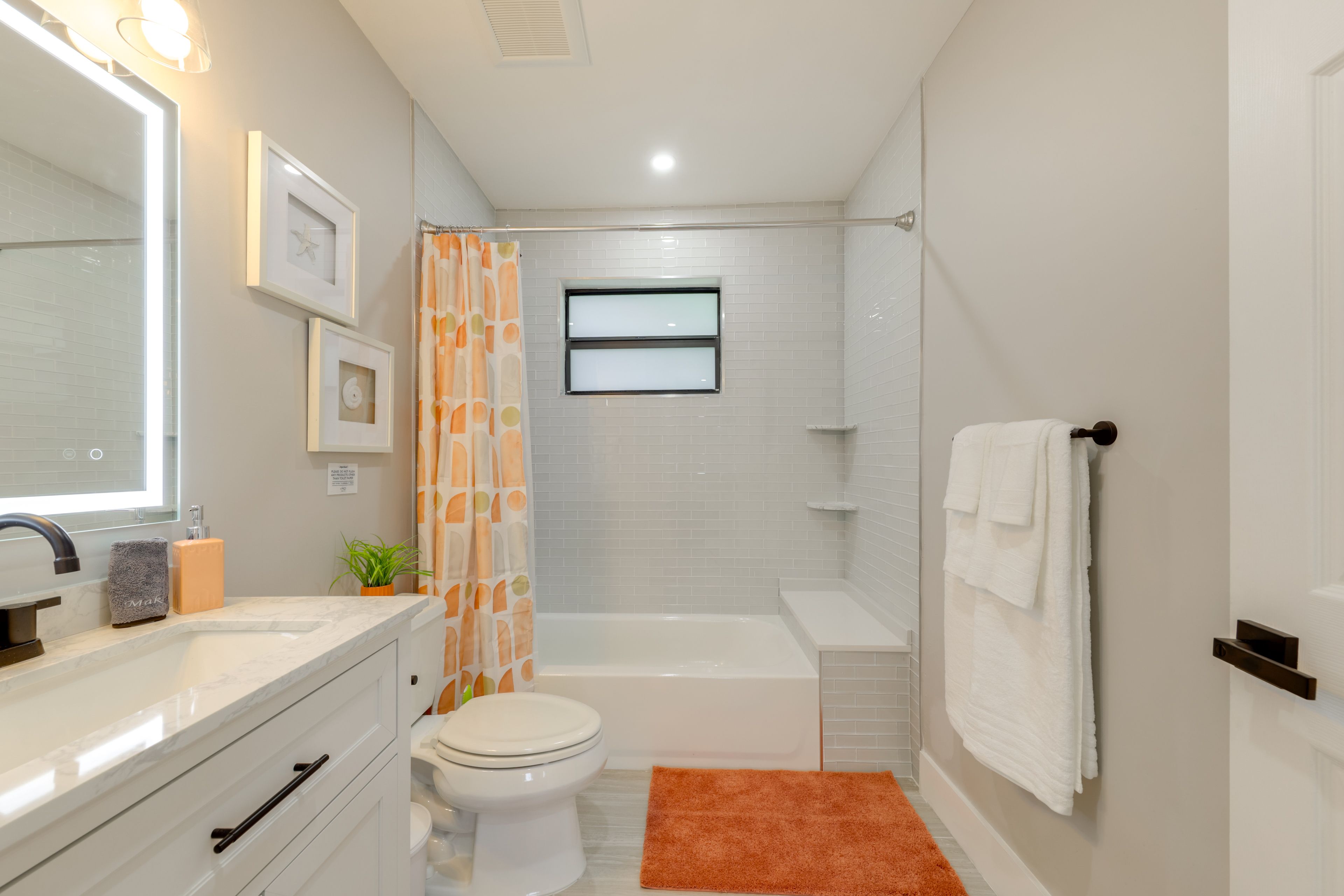 Full Bathroom | Towels Provided