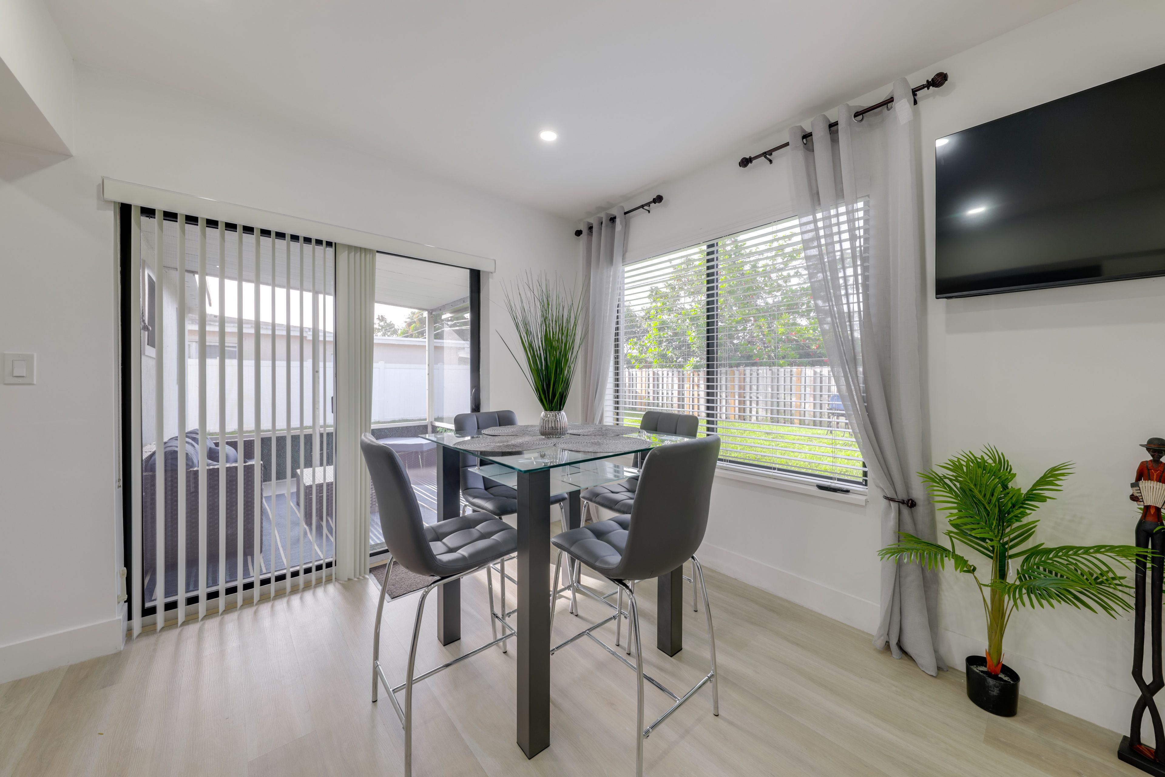 Dining Area | Dishware/Flatware