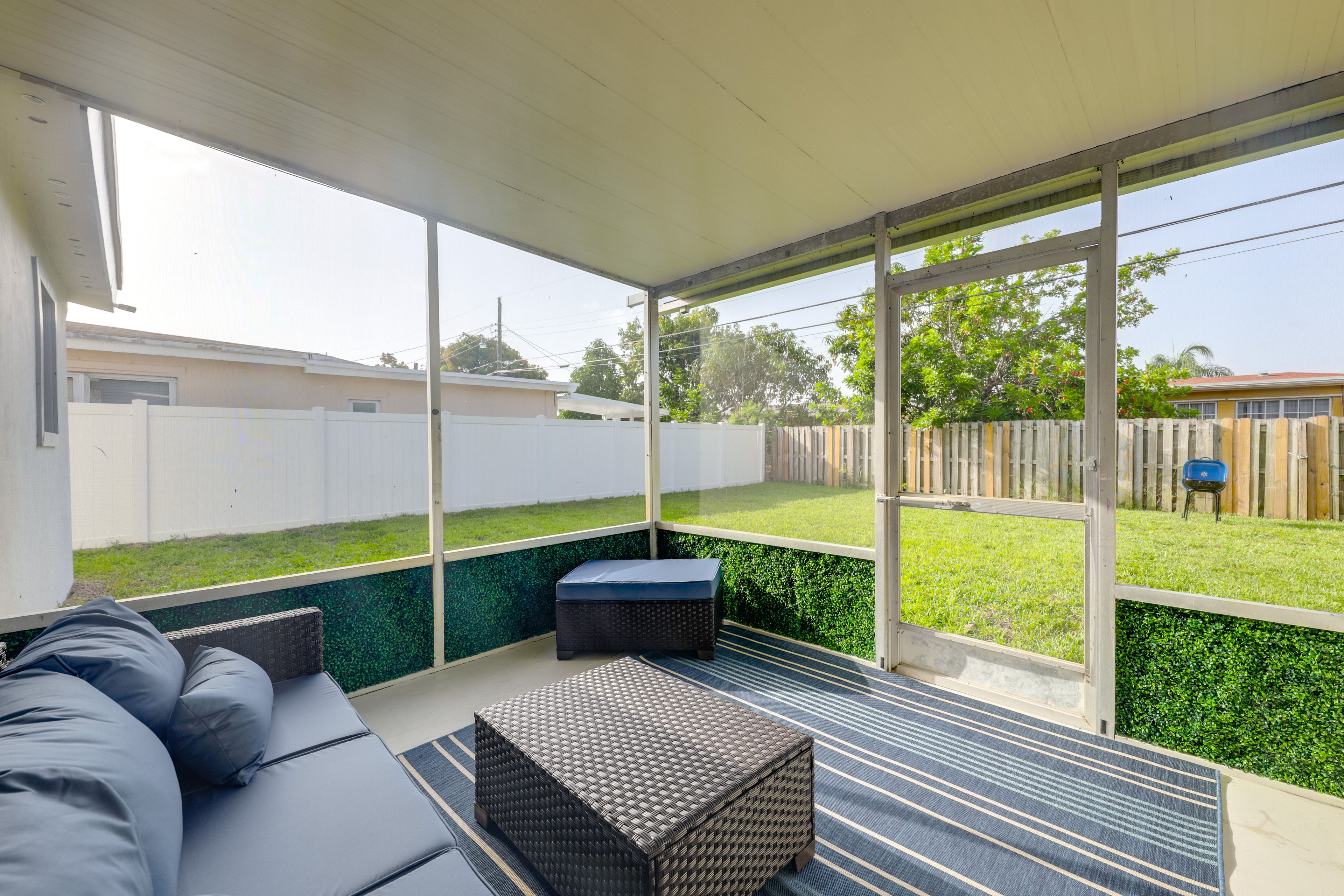 Screened-In Lanai w/ Seating