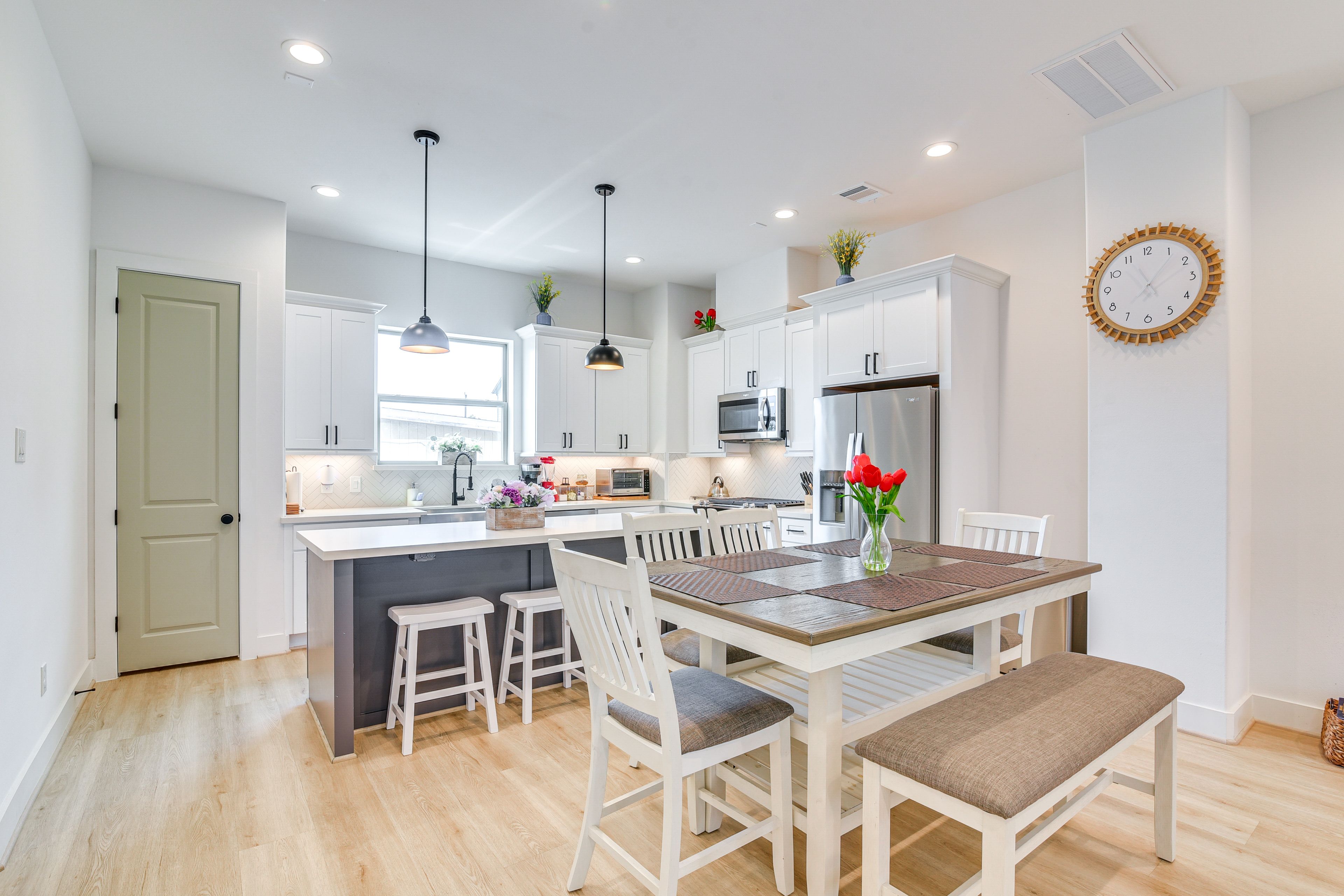 Dining Area | Dishware/Flatware Provided | Main Floor