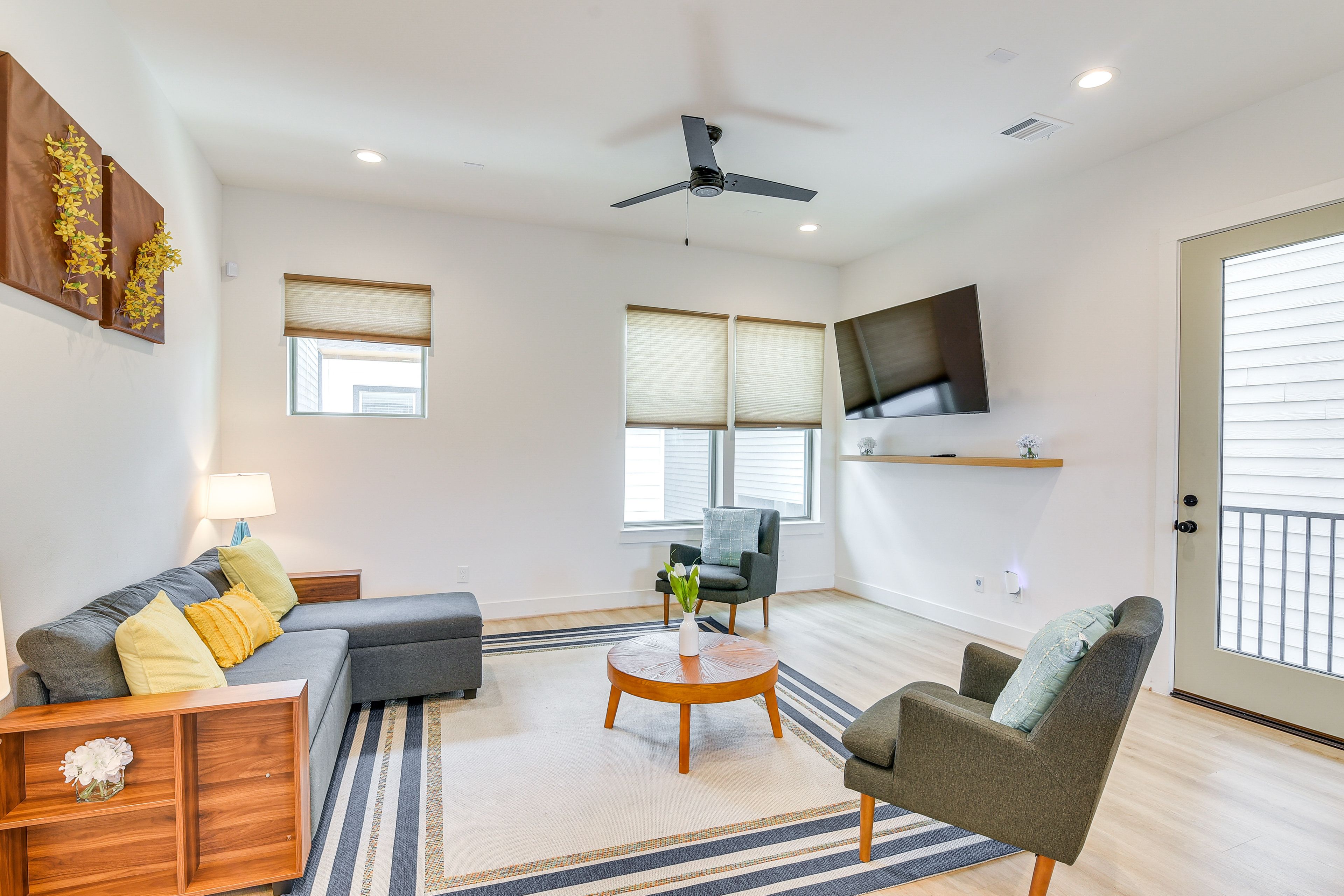 Living Room | Free WiFi | Central Heating & A/C | Smart TV | Main Floor
