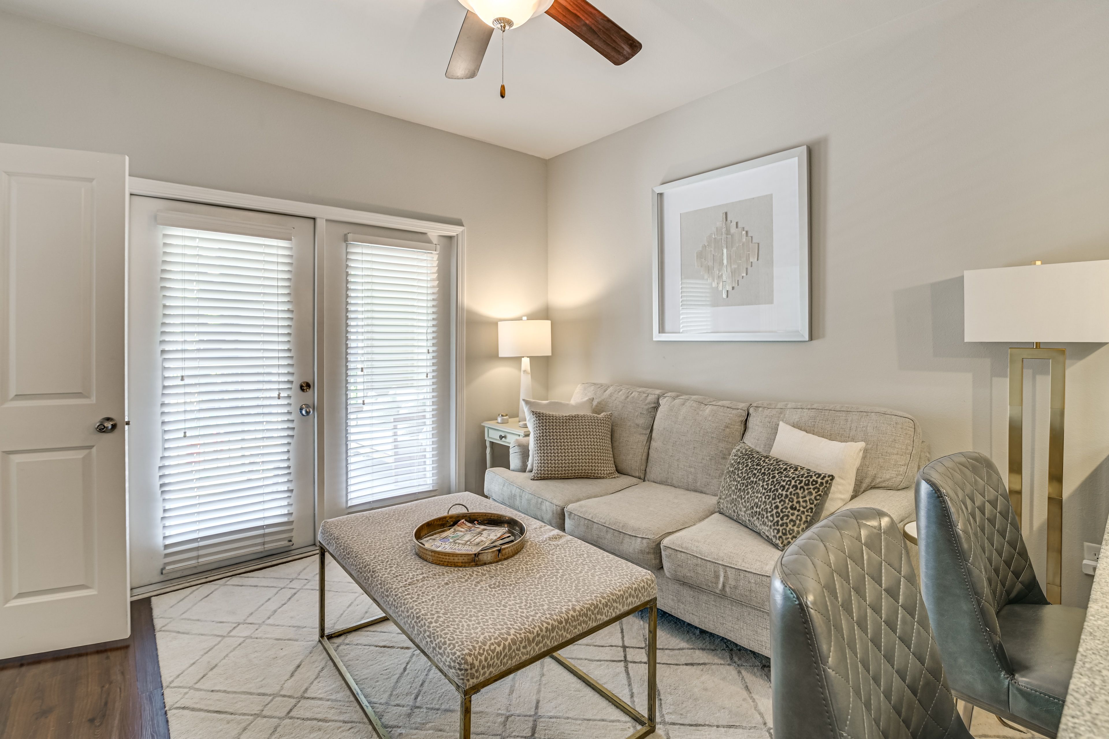 Living Room | Queen Sleeper Sofa | Free WiFi | Central Heating & A/C | Smart TV