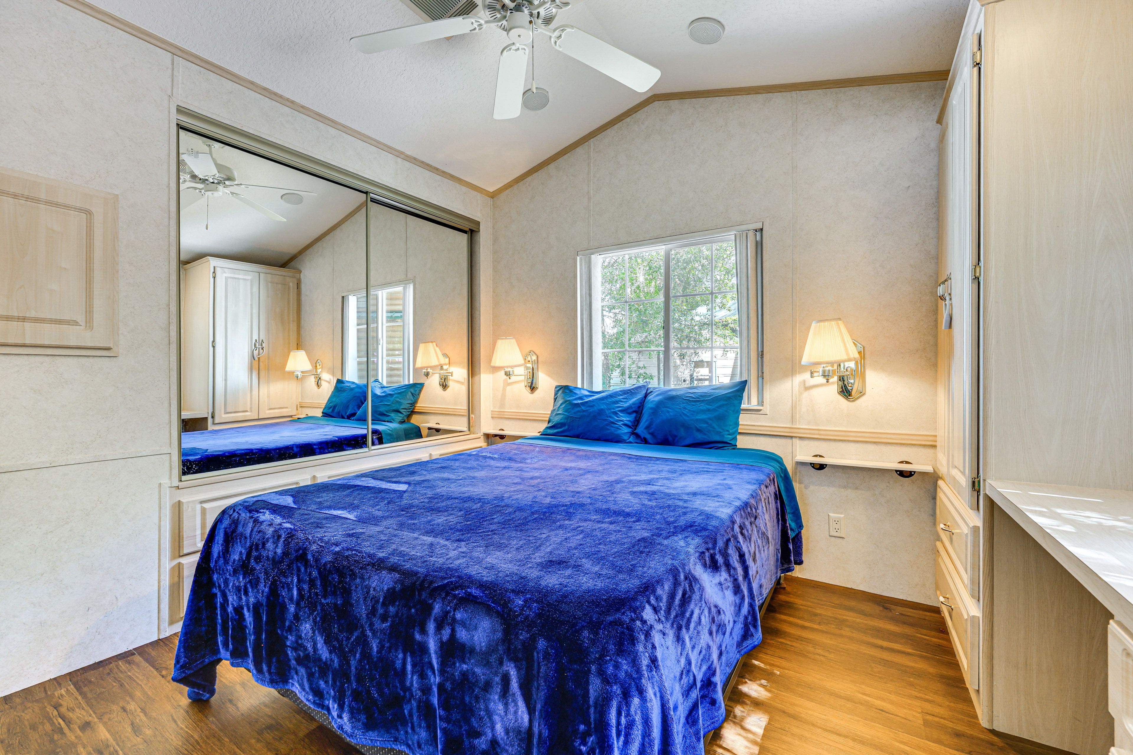 Bedroom | Queen Bed | Linens Provided