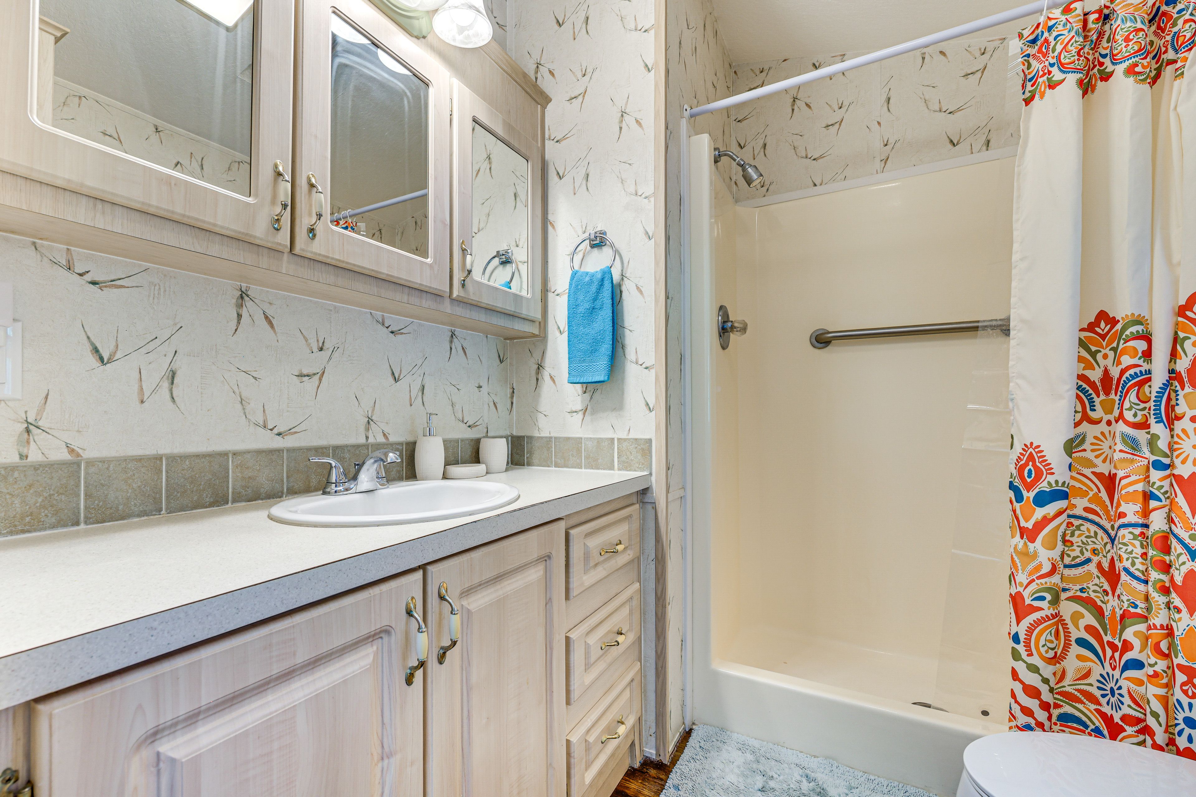 Full Bathroom | Towels Provided