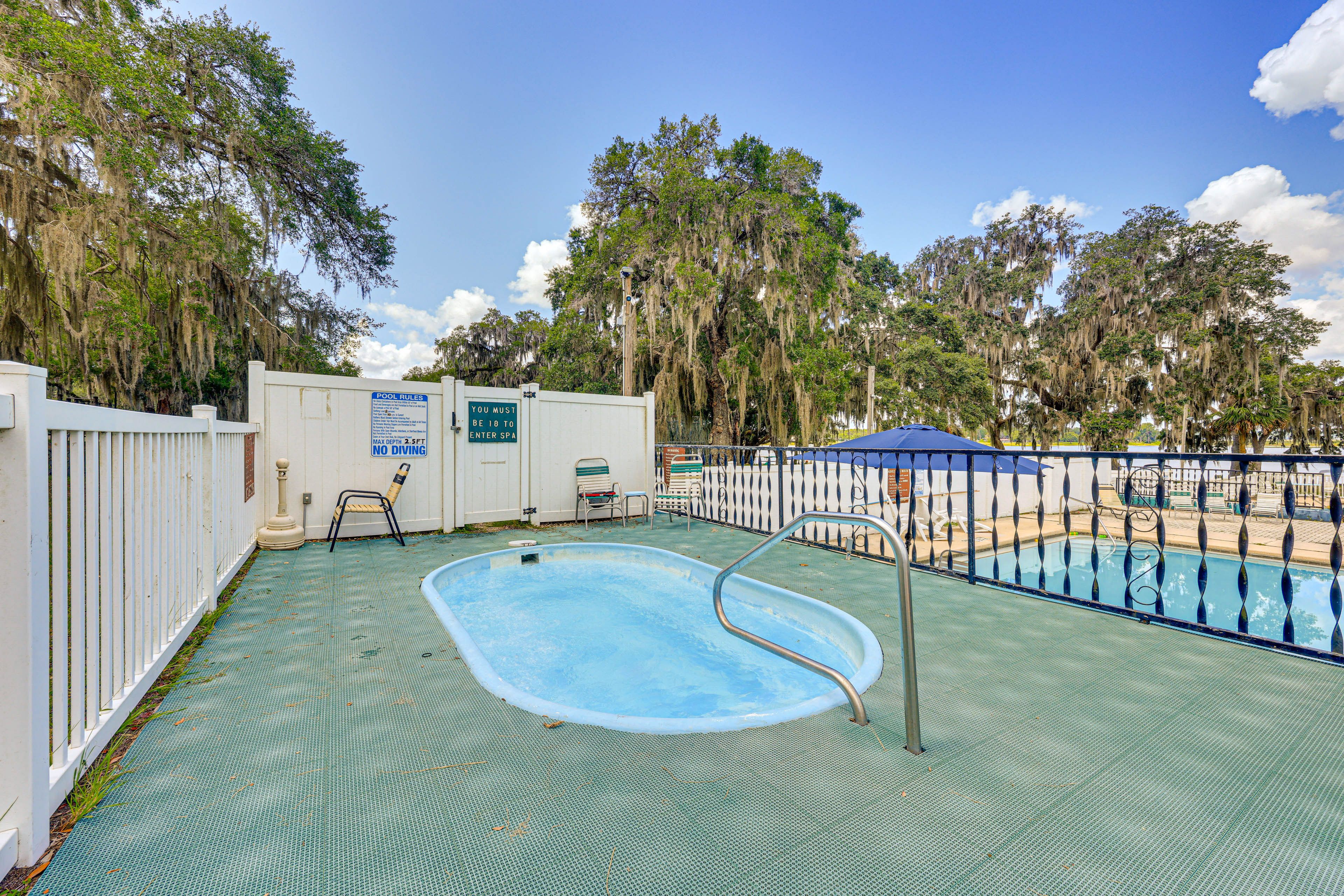 Community Pool & Hot Tub