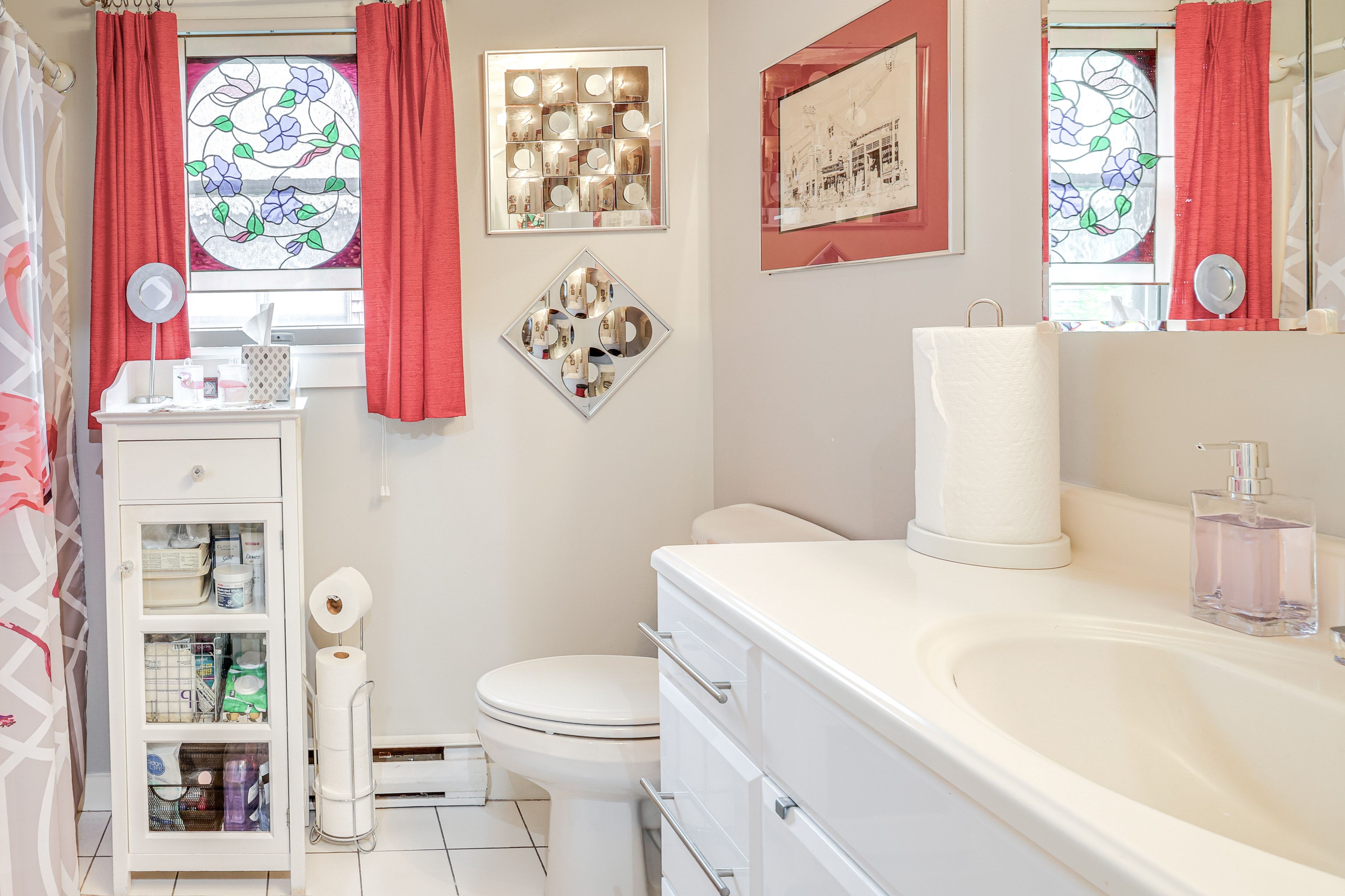 Full Bathroom | 2nd Floor | Towels Provided