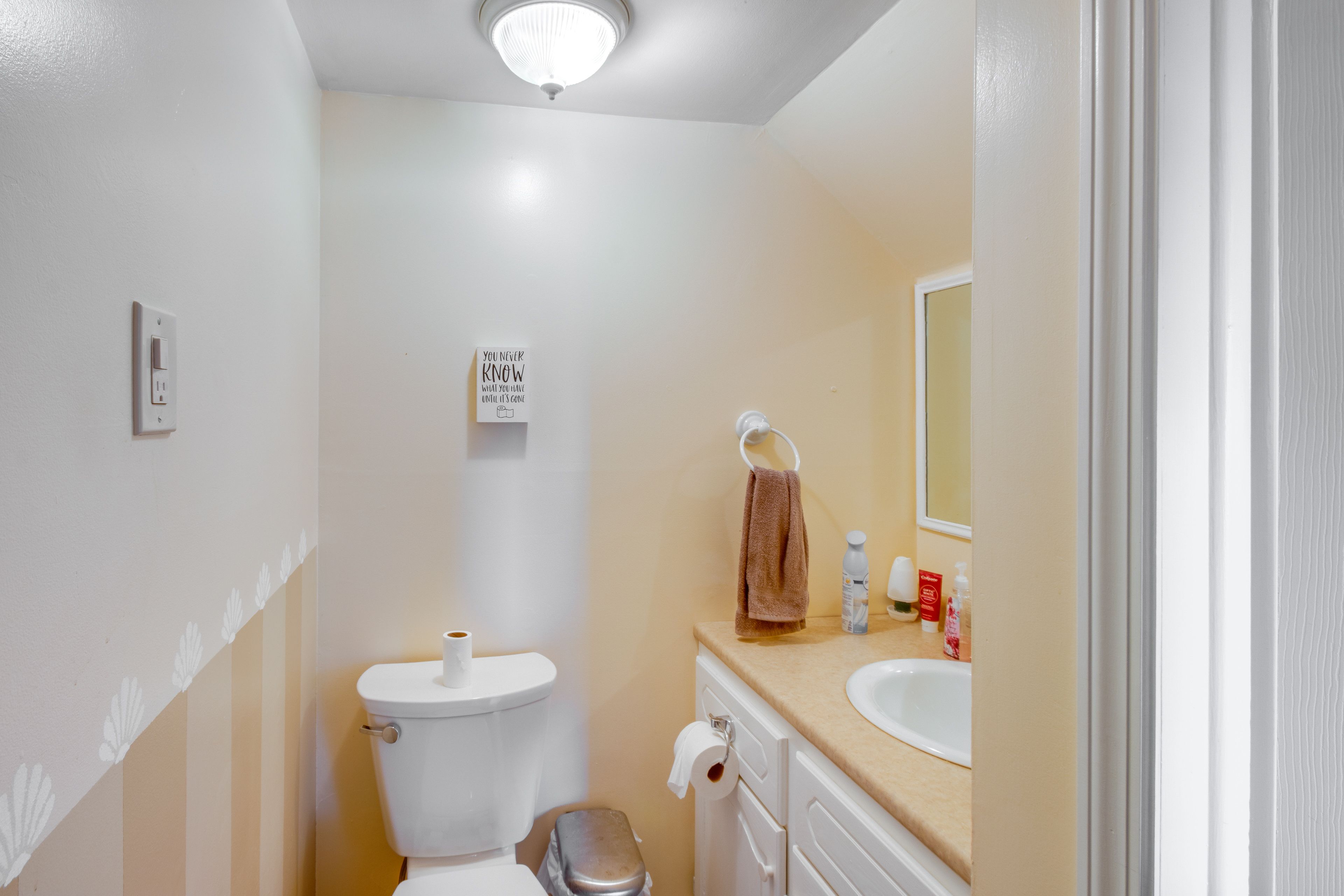 Full Bathroom | 1st Floor | Towels Provided