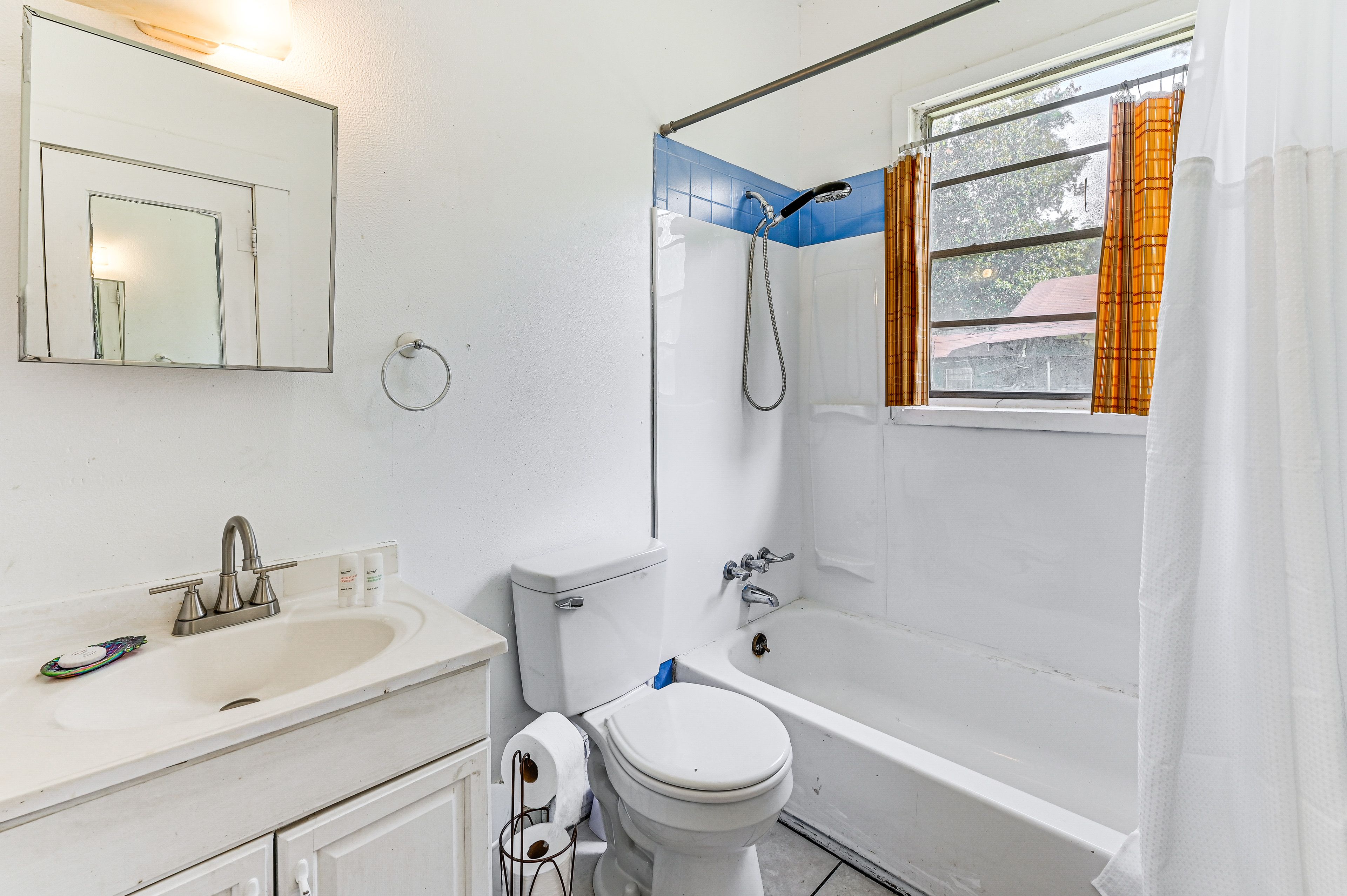 Full Bathroom | Towels Provided | Complimentary Toiletries