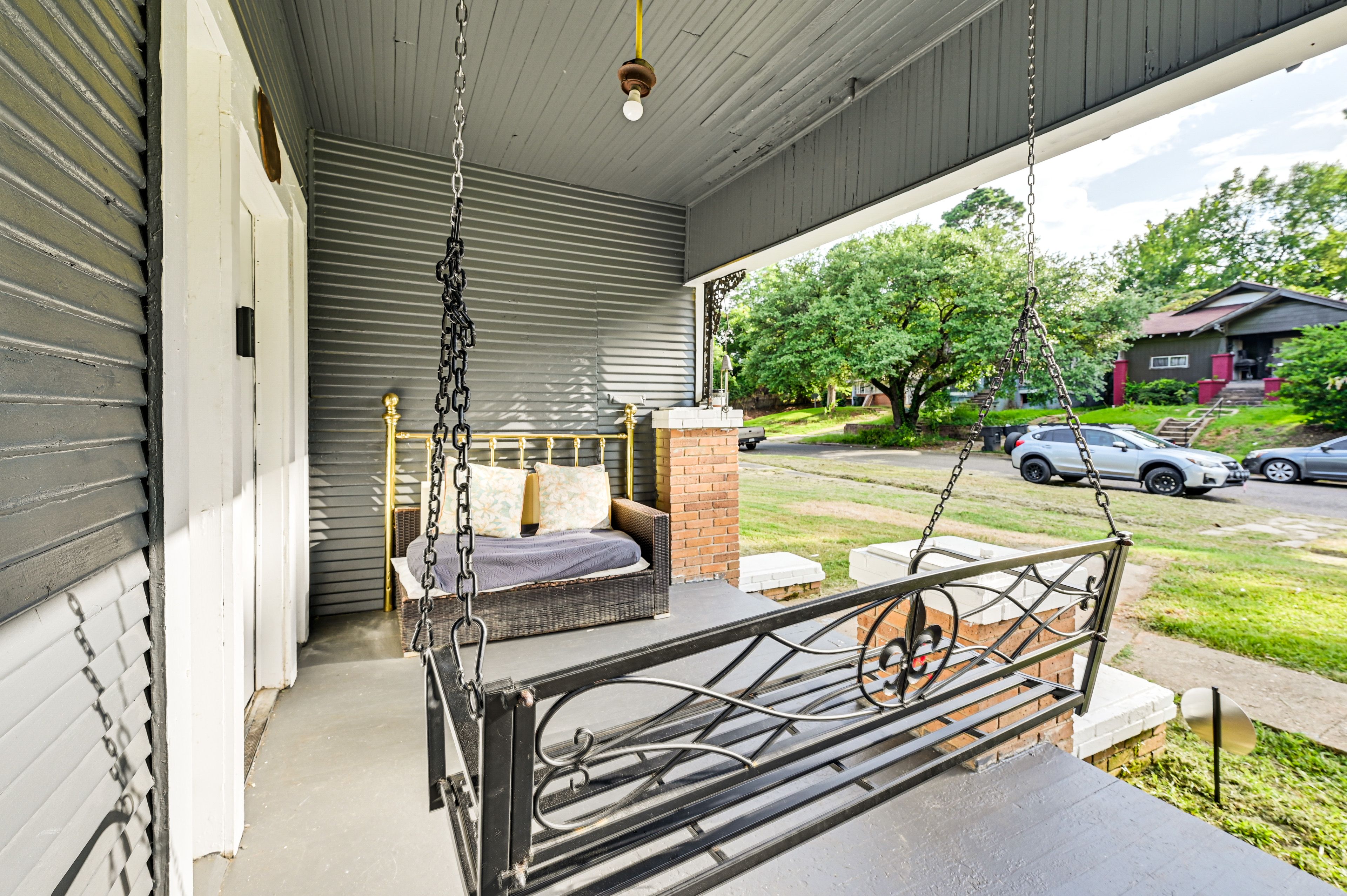 Front Porch | Self Check-In | 5 Mi to Shreveport Convention Center