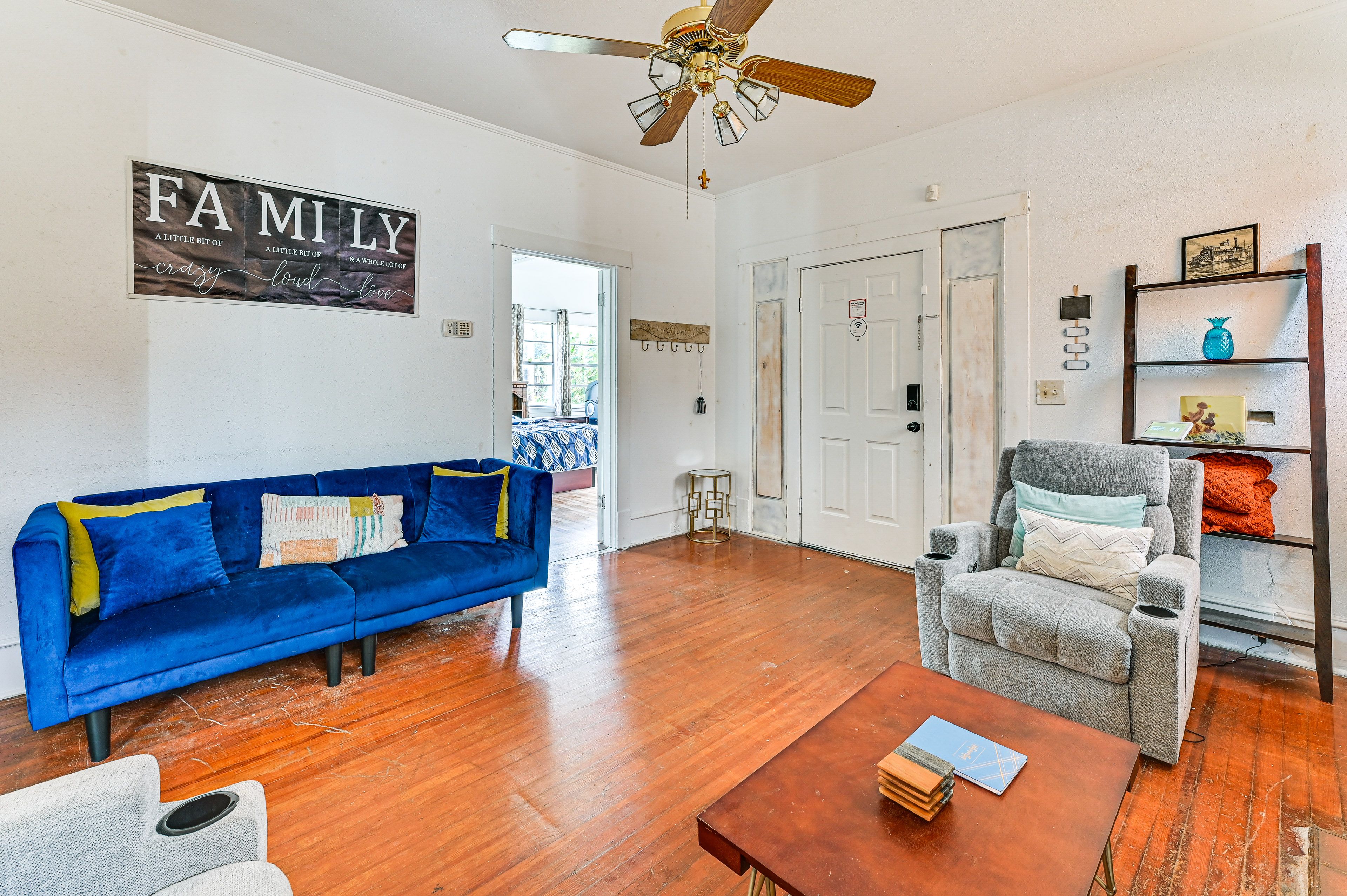 Living Room | Full Futon | Smart TV | Free WiFi