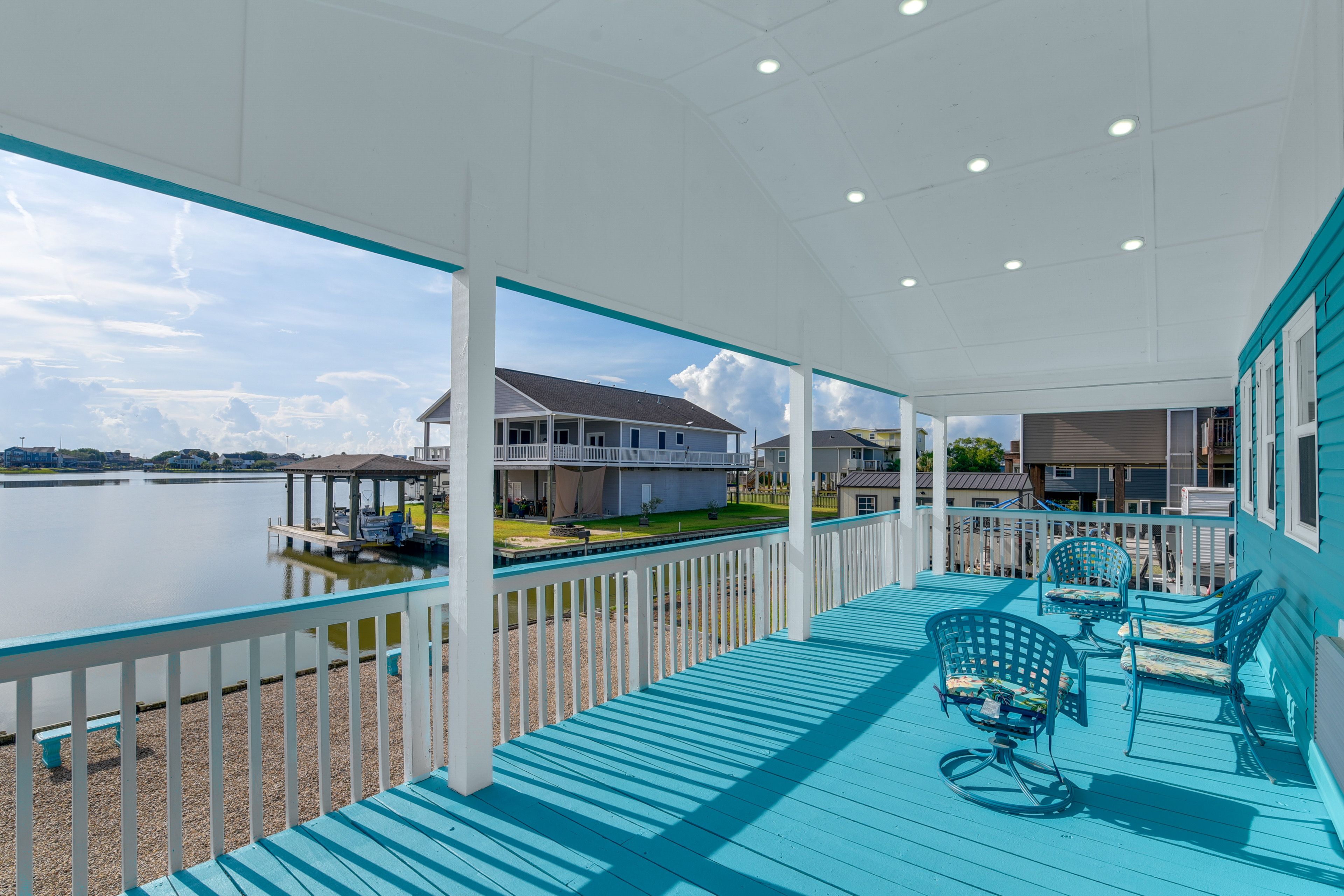 Hitchcock Vacation Rental | 2BR | 1BA | 940 Sq Ft | Stairs Required