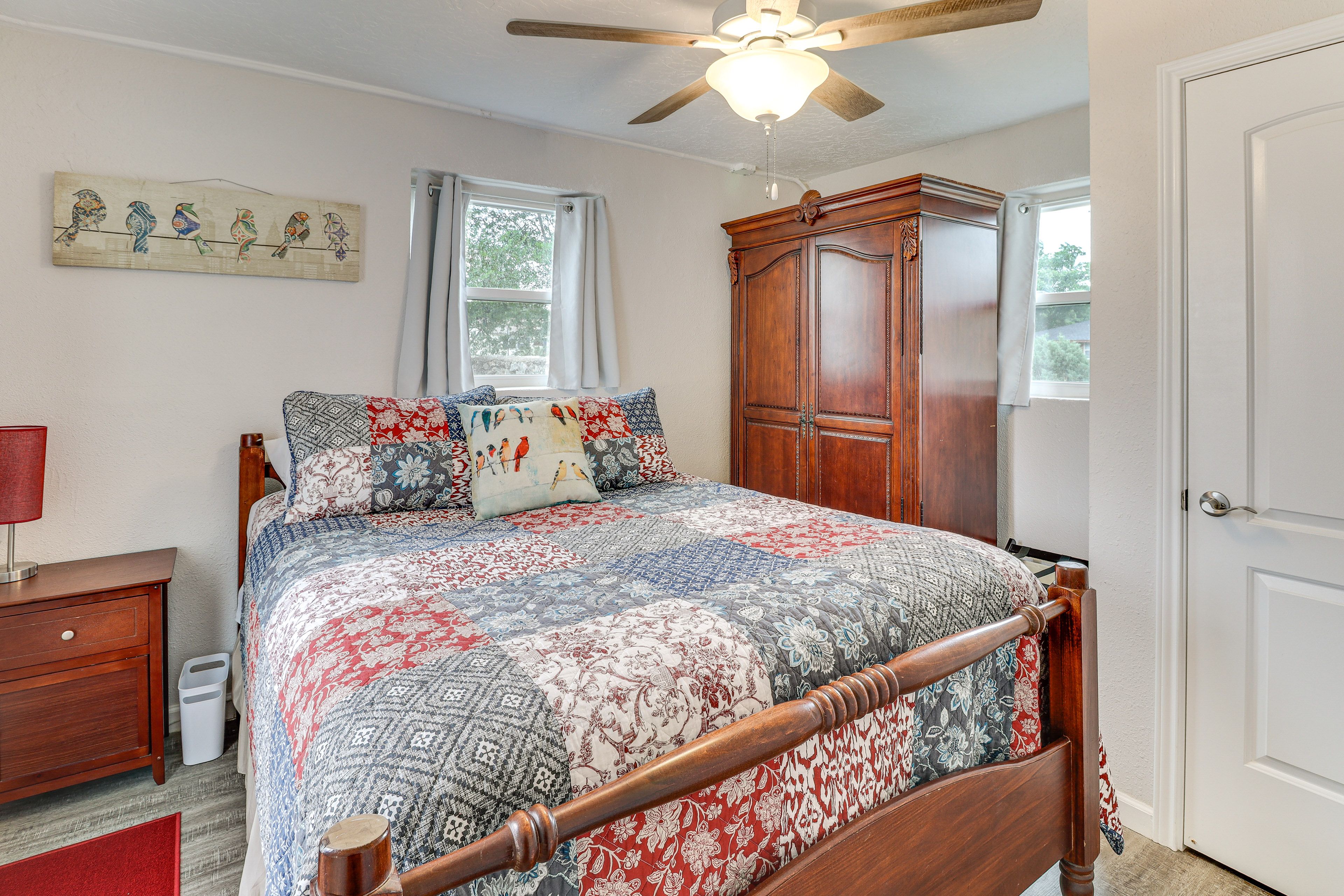 Bedroom | Queen Bed