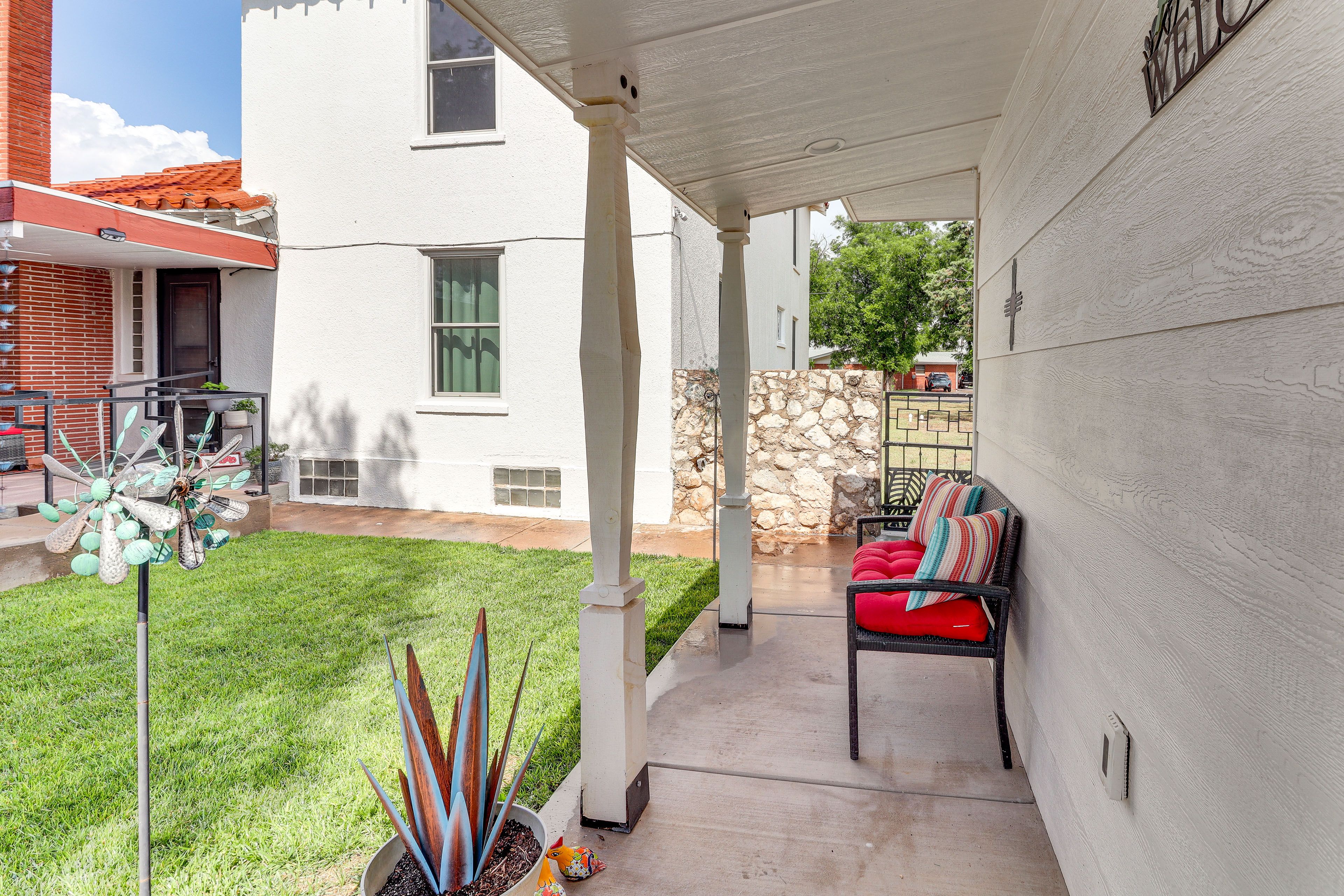 Covered Porch | Shared Courtyard