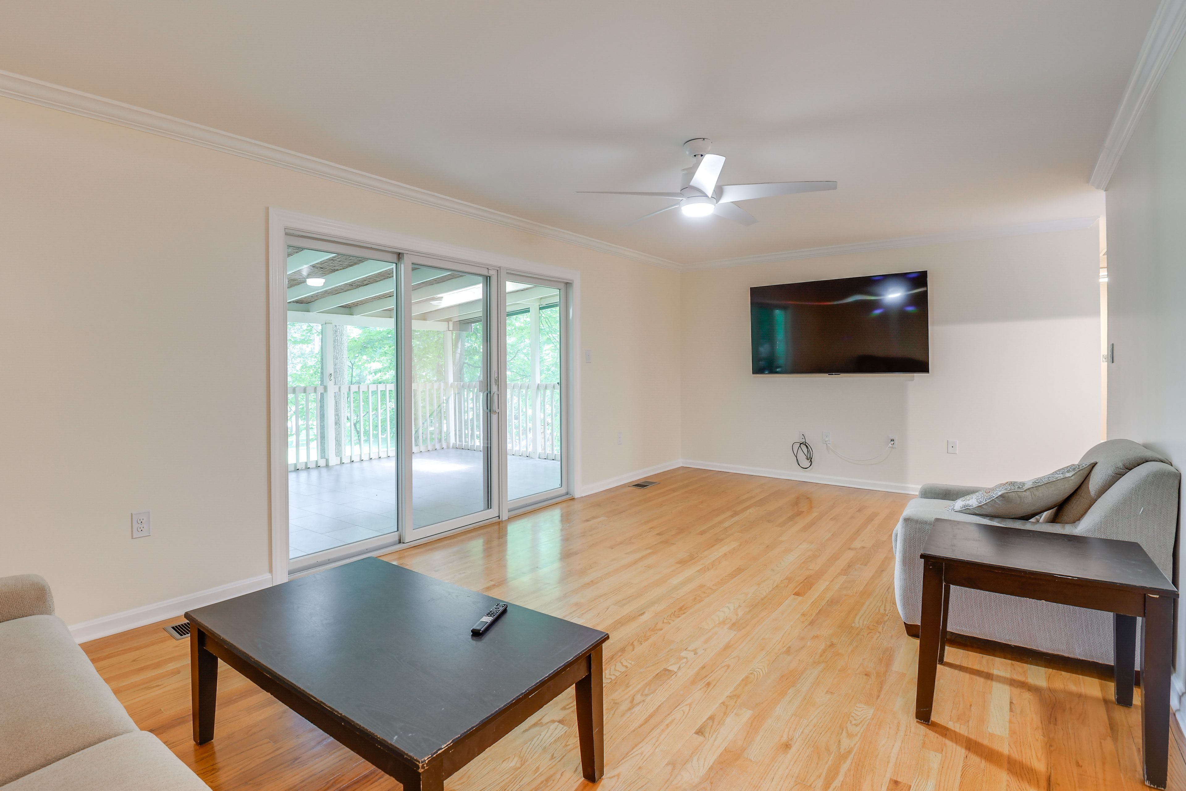 Living Room | Smart TV | Free WiFi | Central A/C & Heating