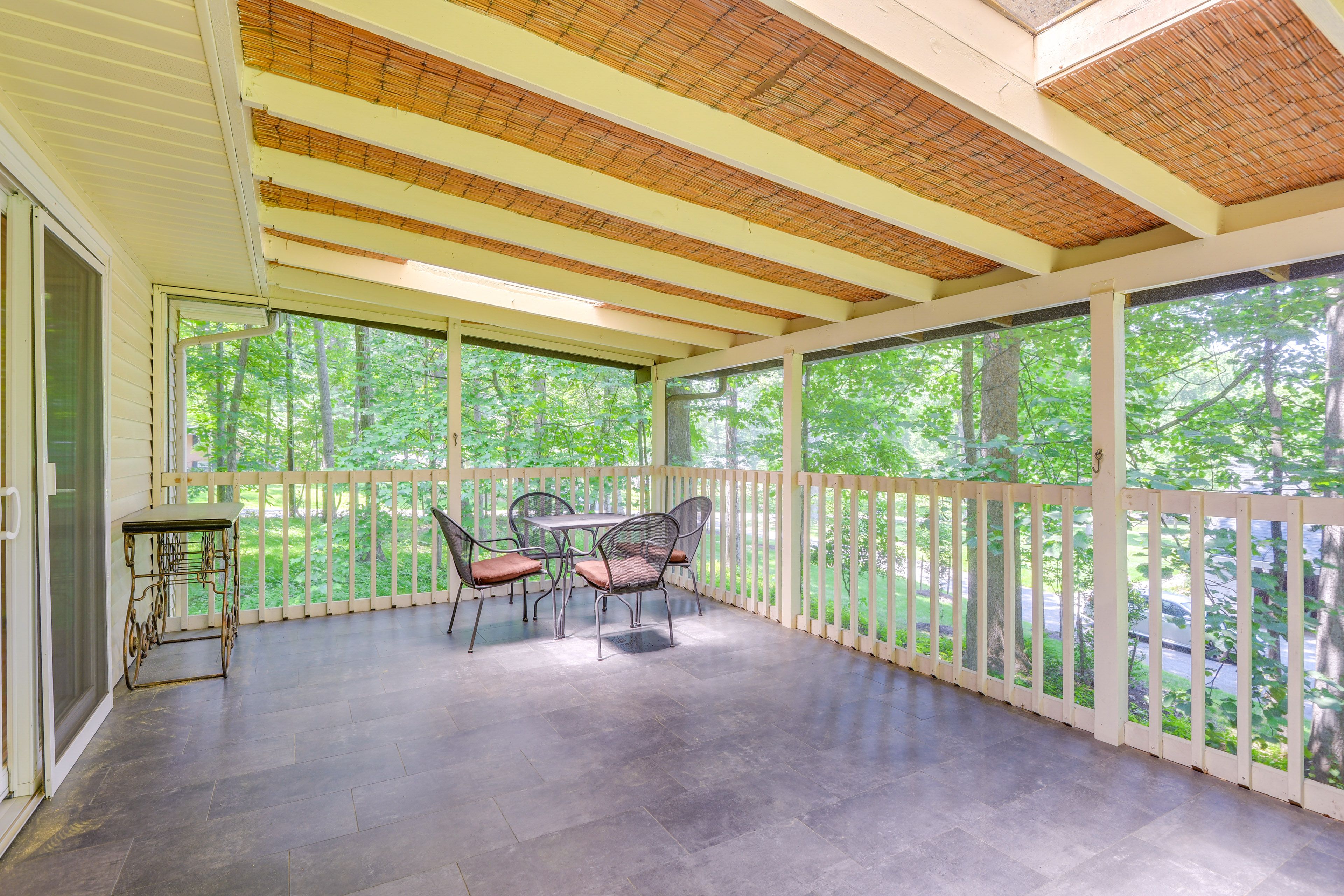 Screened Patio | Outdoor Dining
