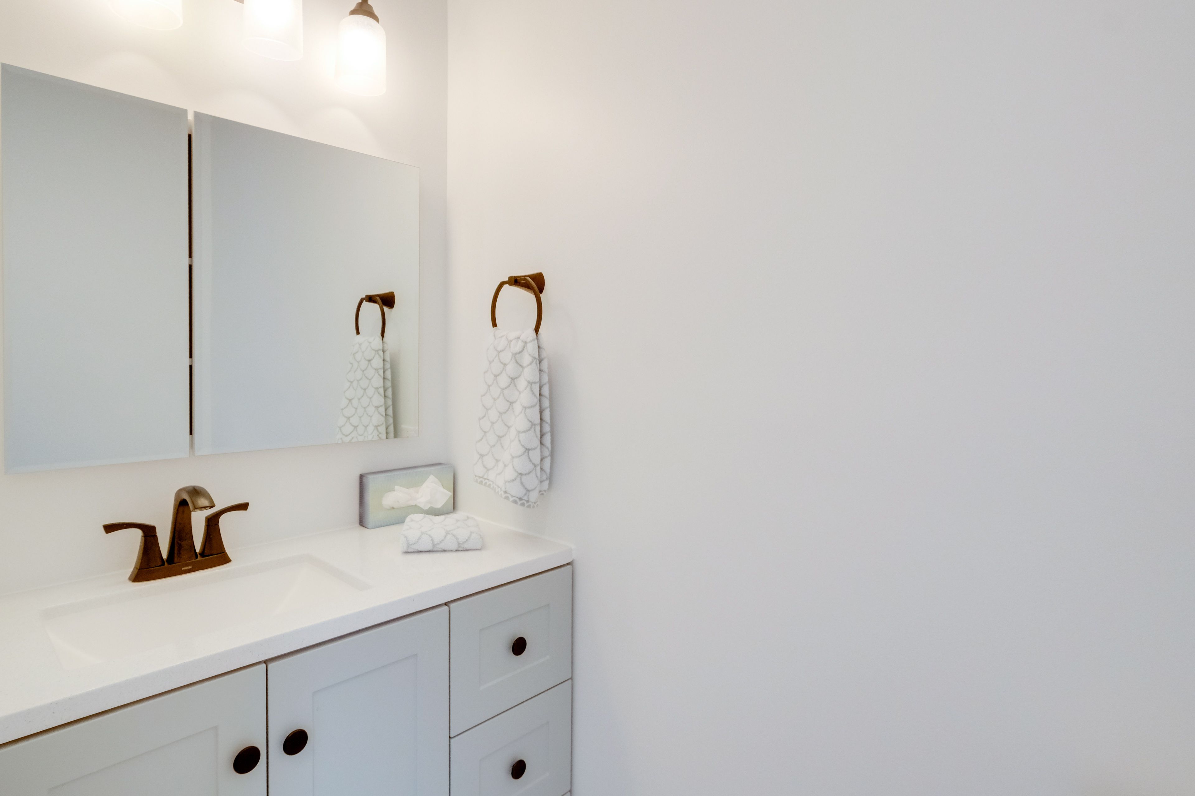 Full Bathroom | Upper Level | Towels Provided