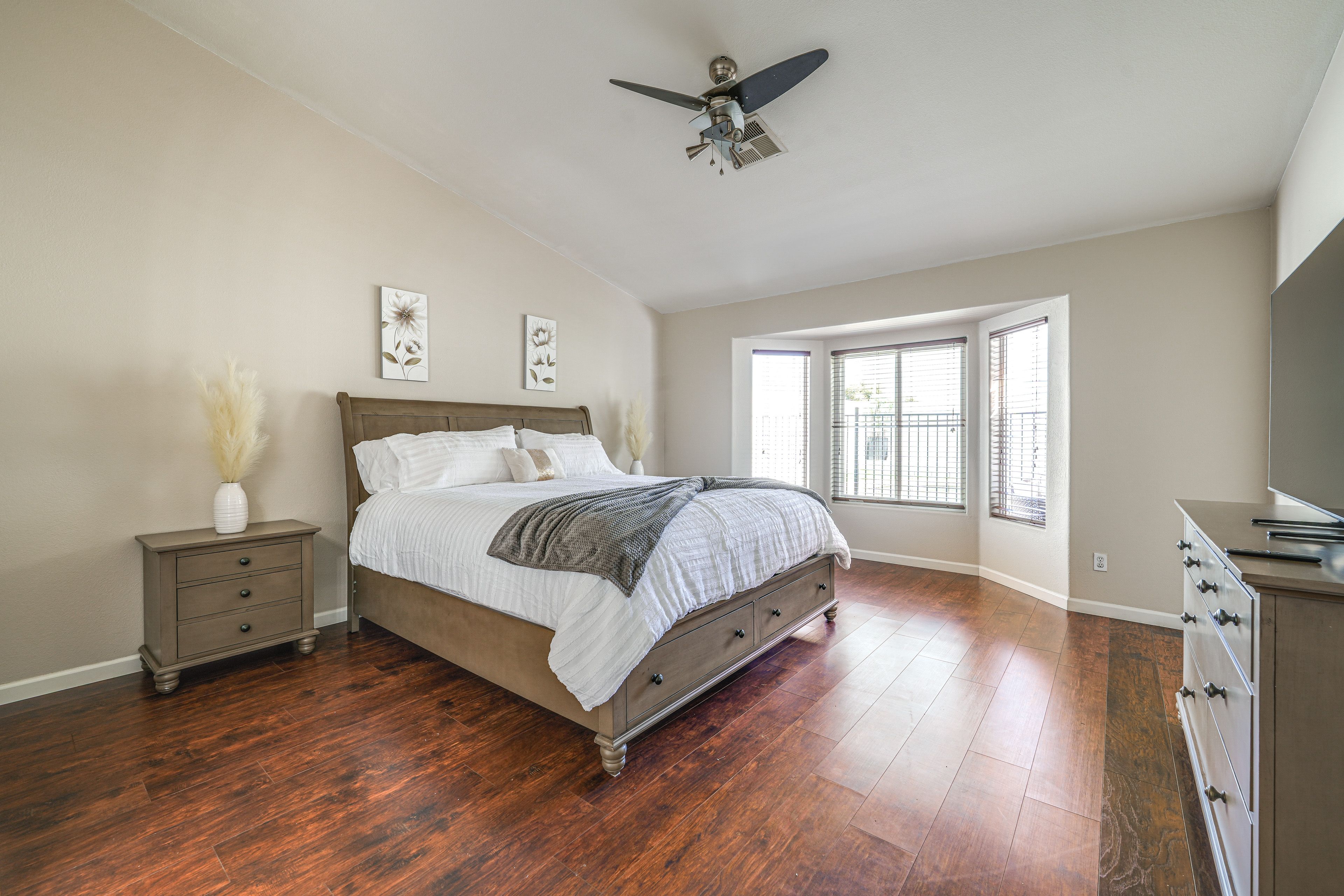 Bedroom 1 | King Bed