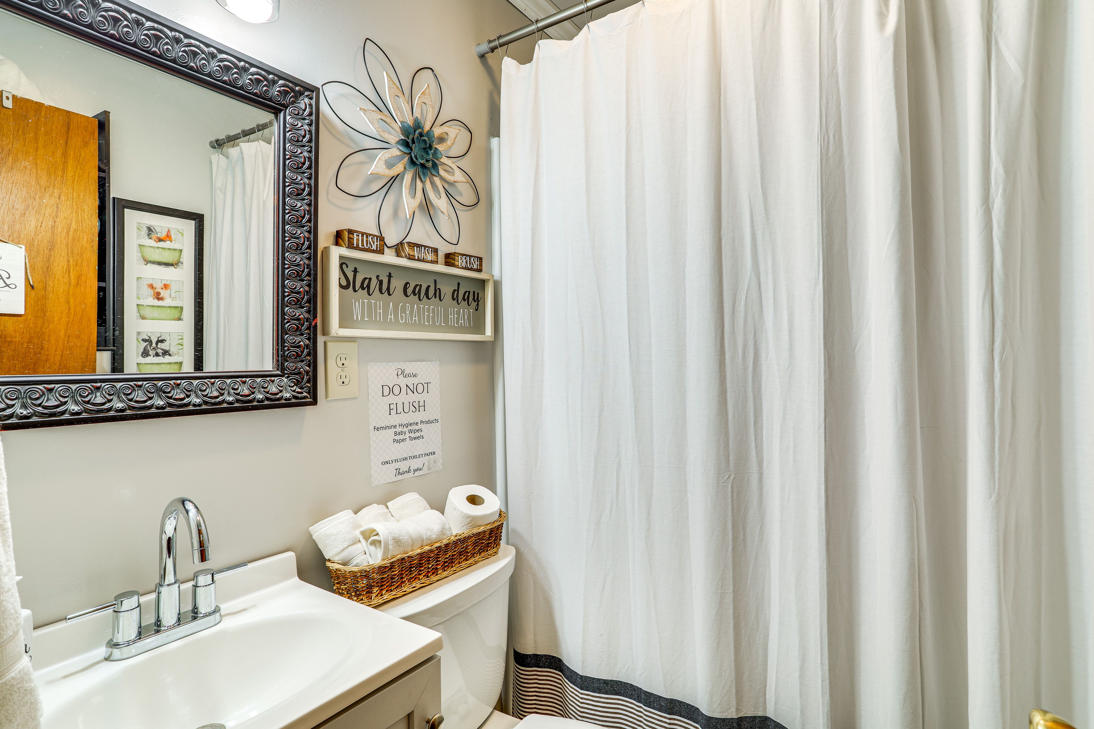 Full Bathroom | Towels Provided