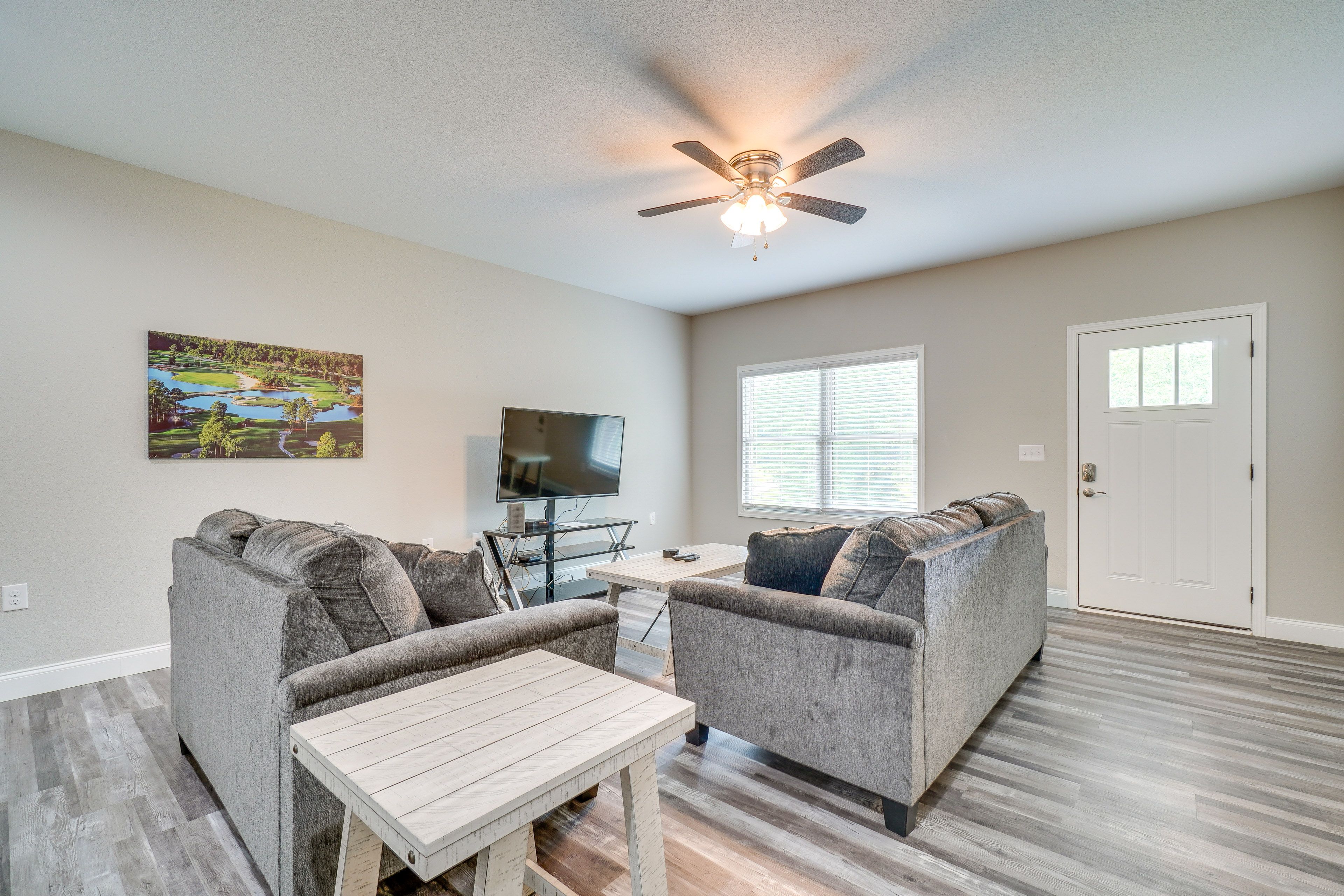 Living Room | Free WiFi | Smart TV | Central A/C