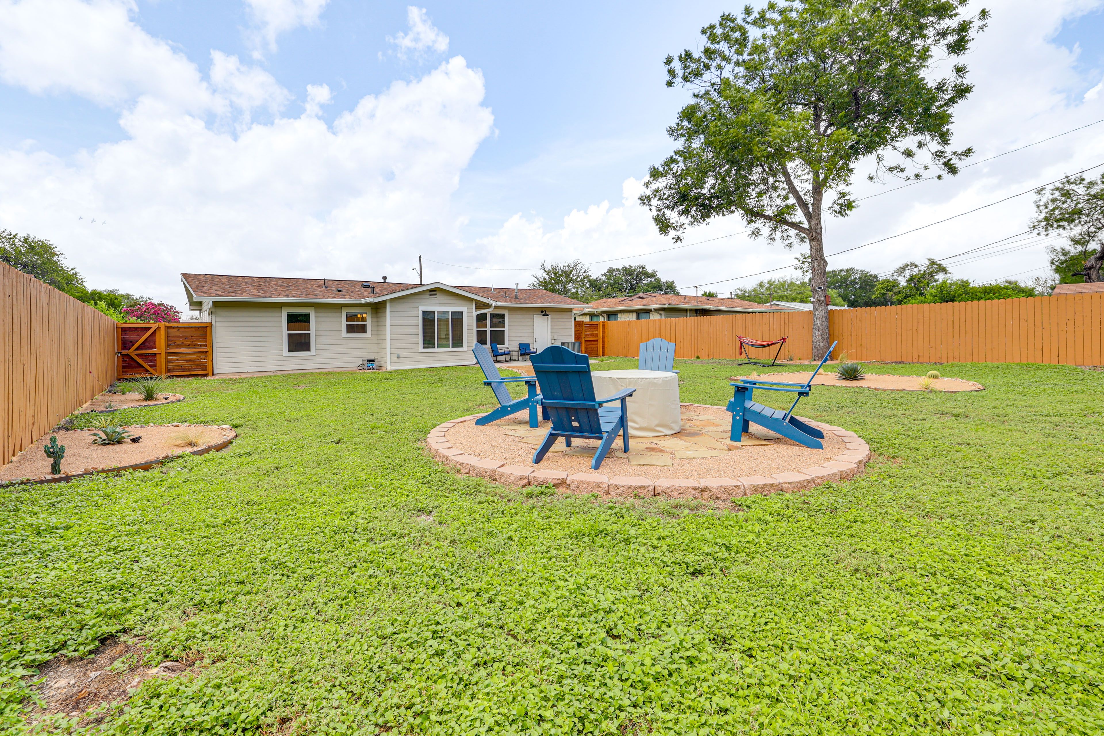 San Antonio Vacation Rental | 2BR | 1BA | 1,000 Sq Ft | 2 Steps to Enter