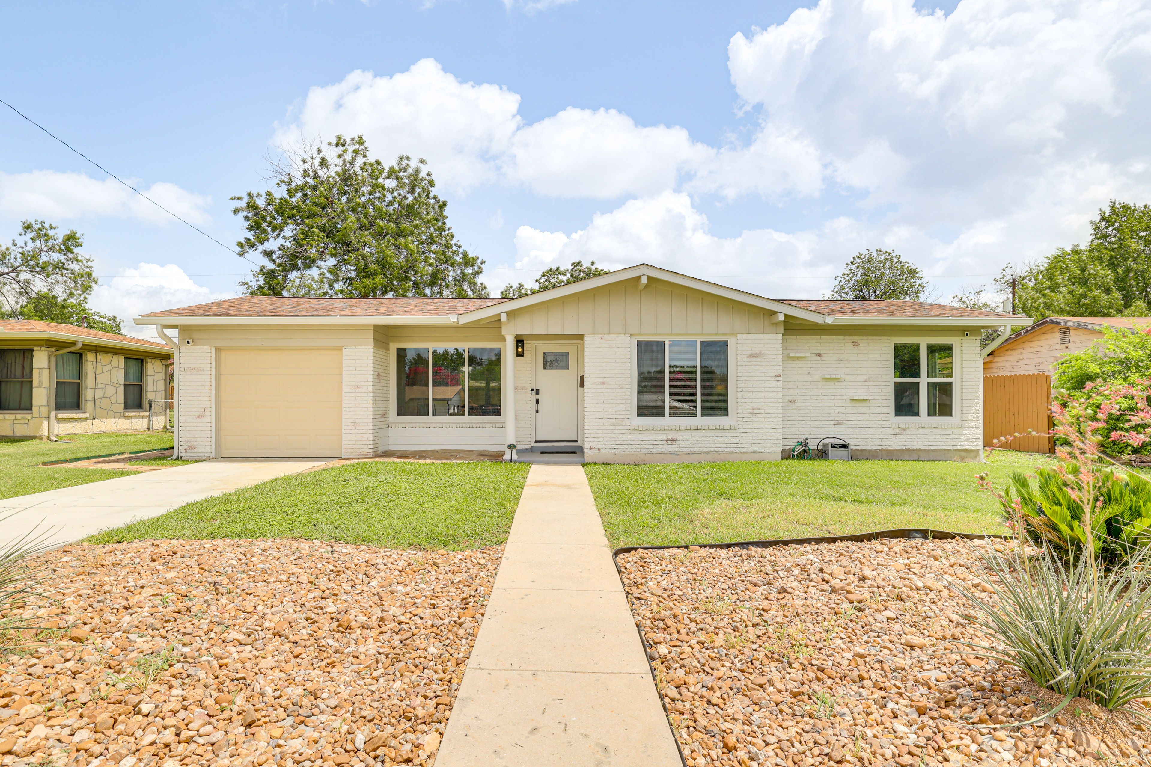 House Exterior | Parking | Garage (1 Vehicle) | Driveway (1 Vehicle) | Street