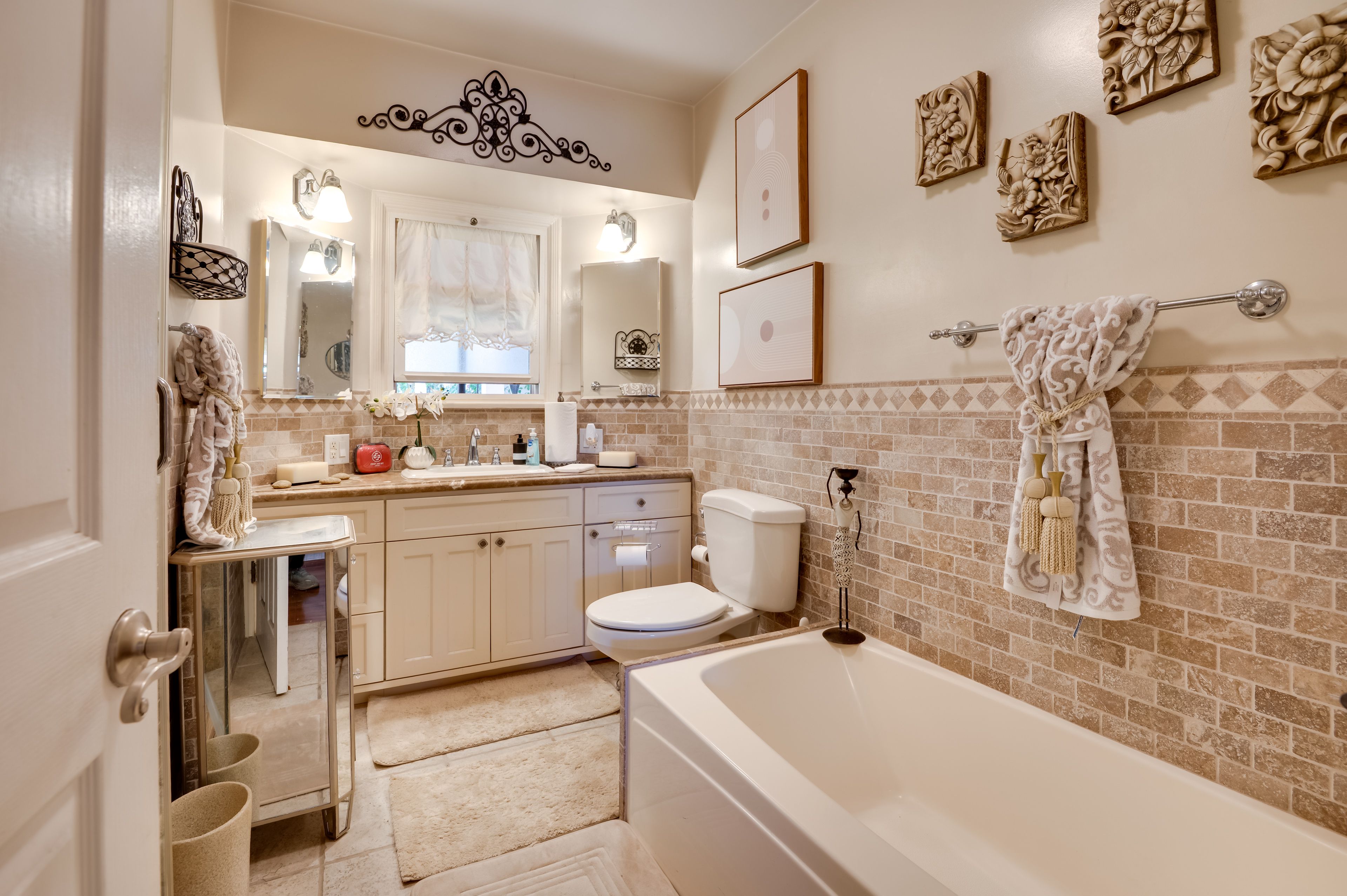 Full Bathroom | Linens & Towels | Complimentary Toiletries | Hair Dryer