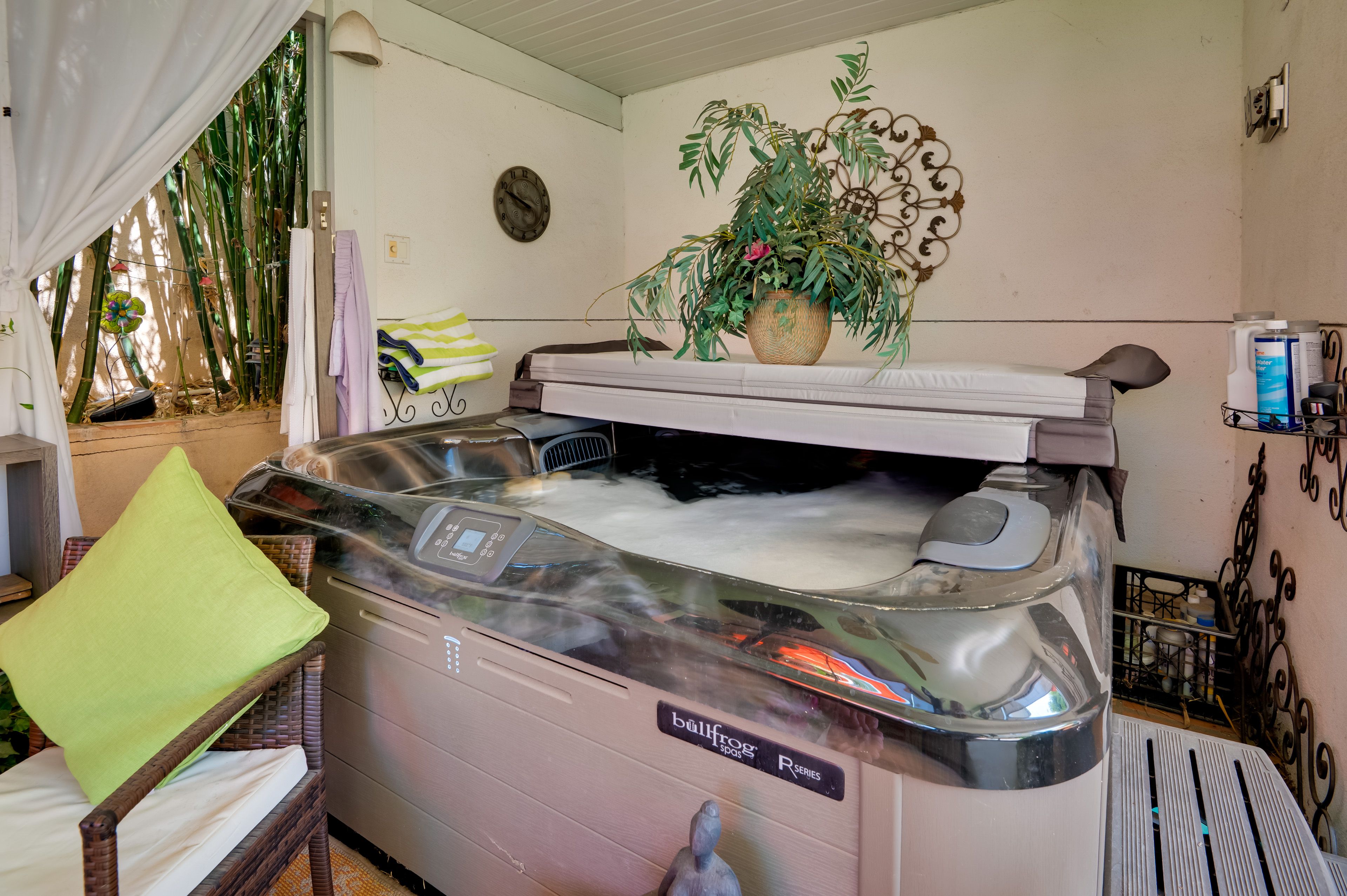 Shared Covered Patio | Hot Tub