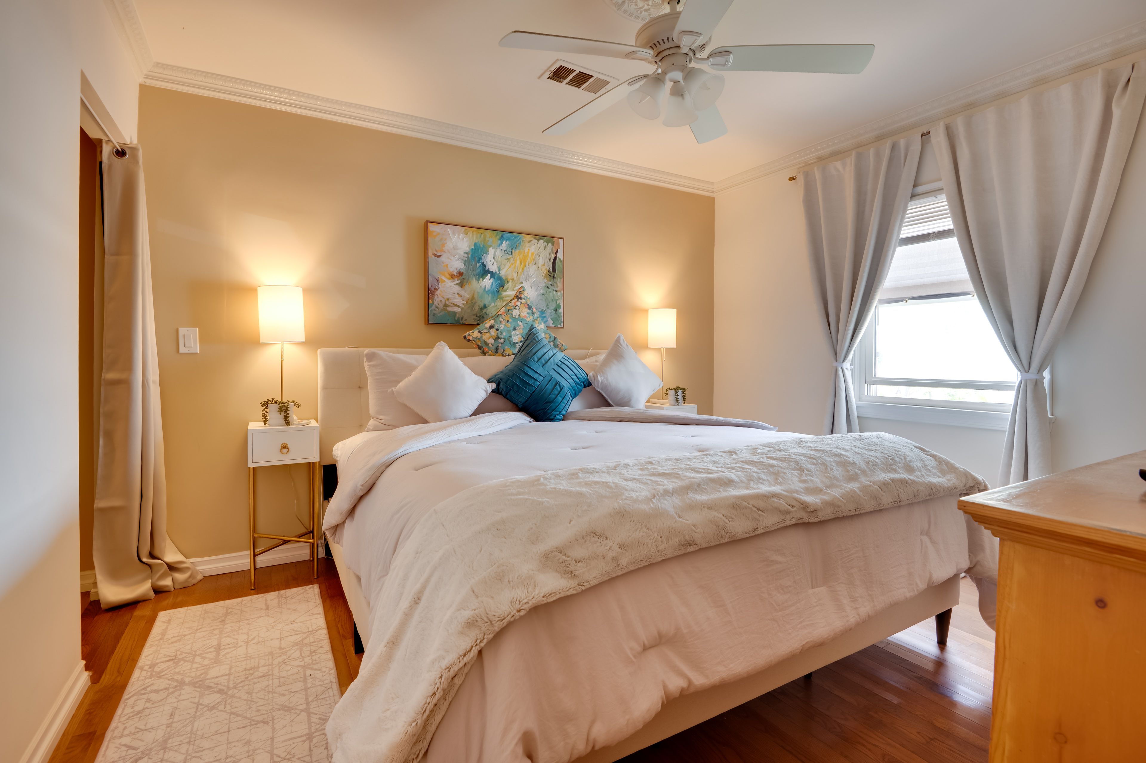 Sleeping Area | Queen Bed