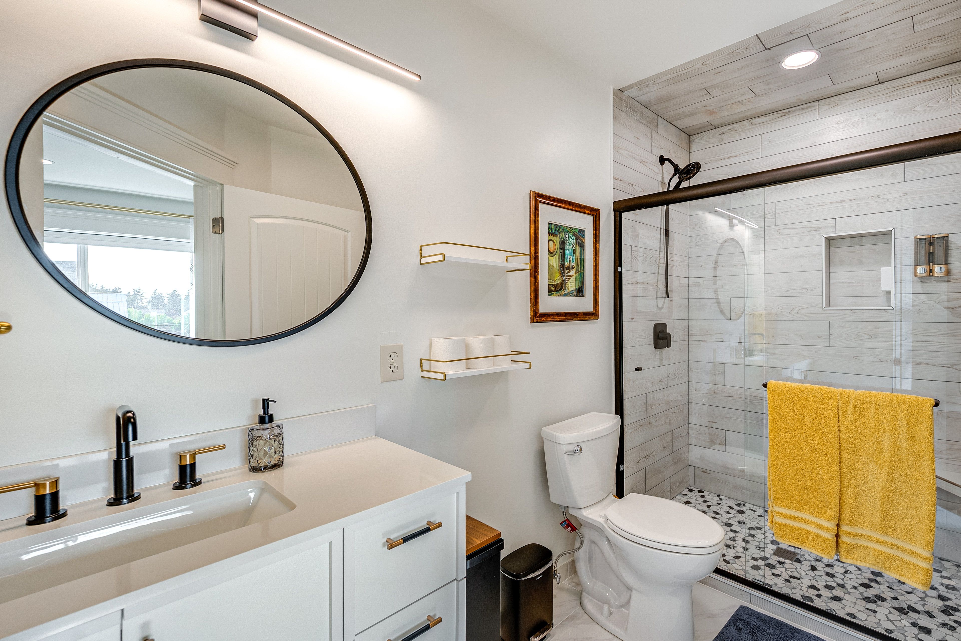 Full Bathroom | Towels Provided