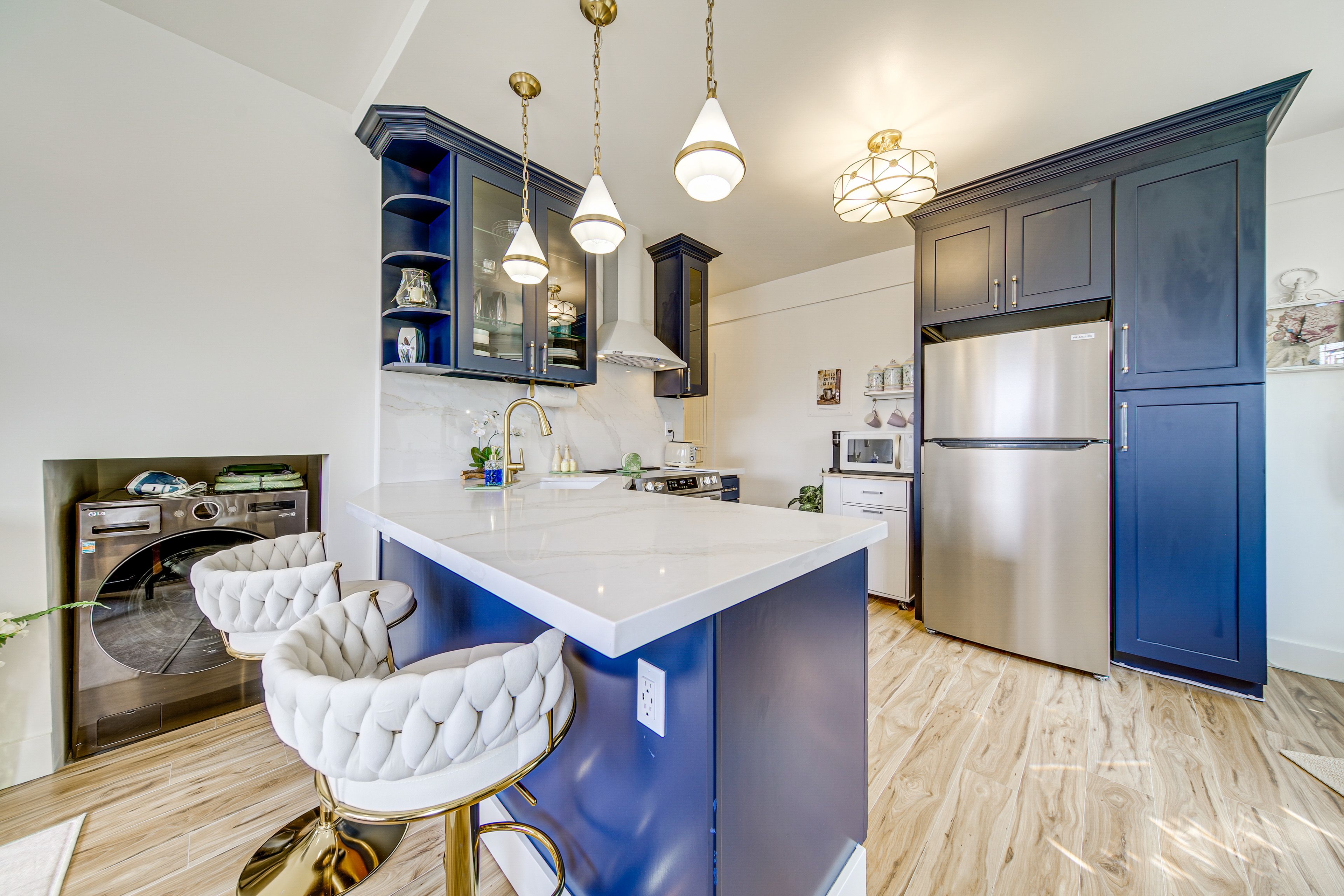 Kitchen | Breakfast Bar Seating | Washer/Dryer
