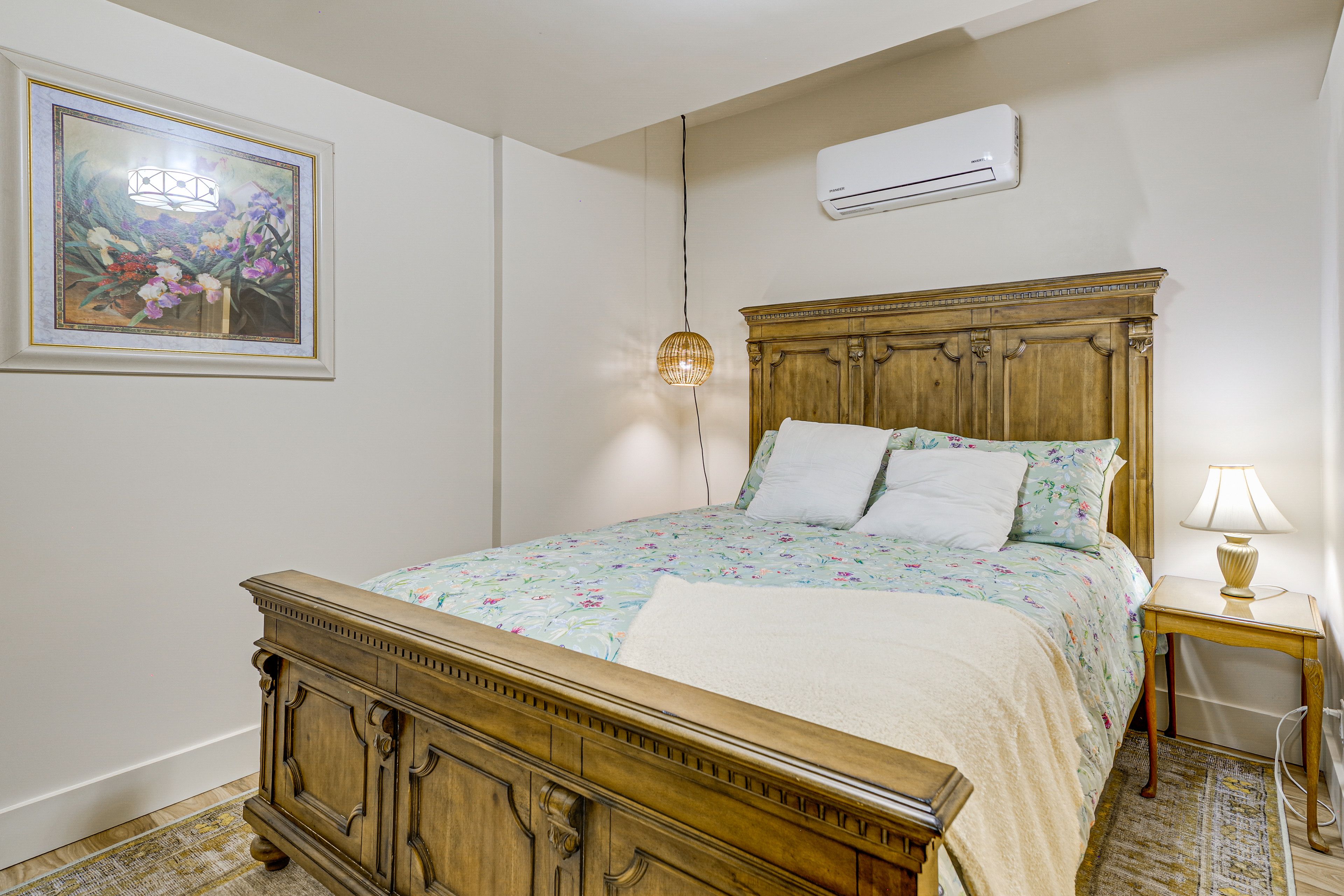 Bedroom | Queen Bed | Linens Provided