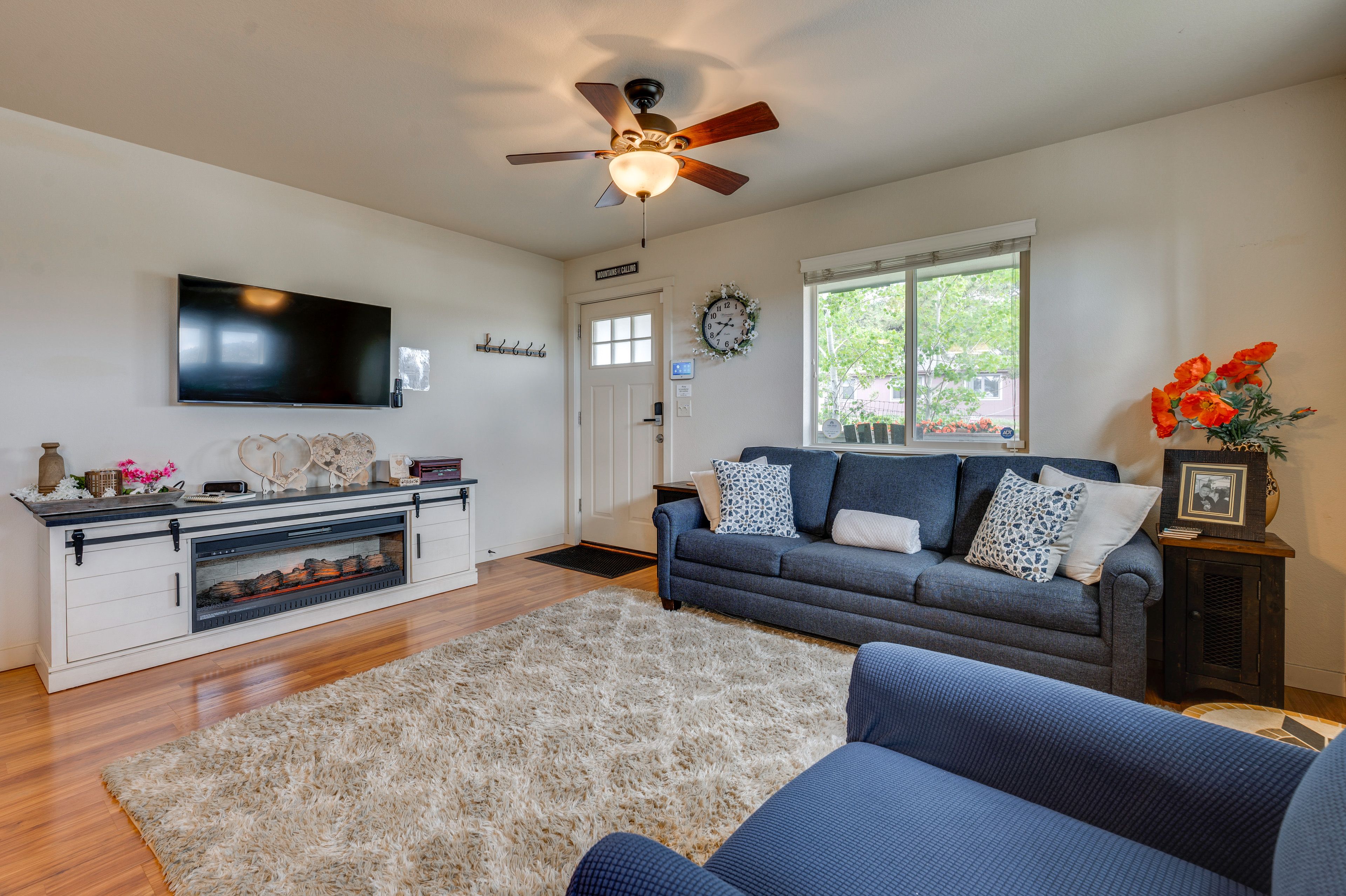 Living Room | Queen Sleeper Sofa | Free WiFi | Smart TV