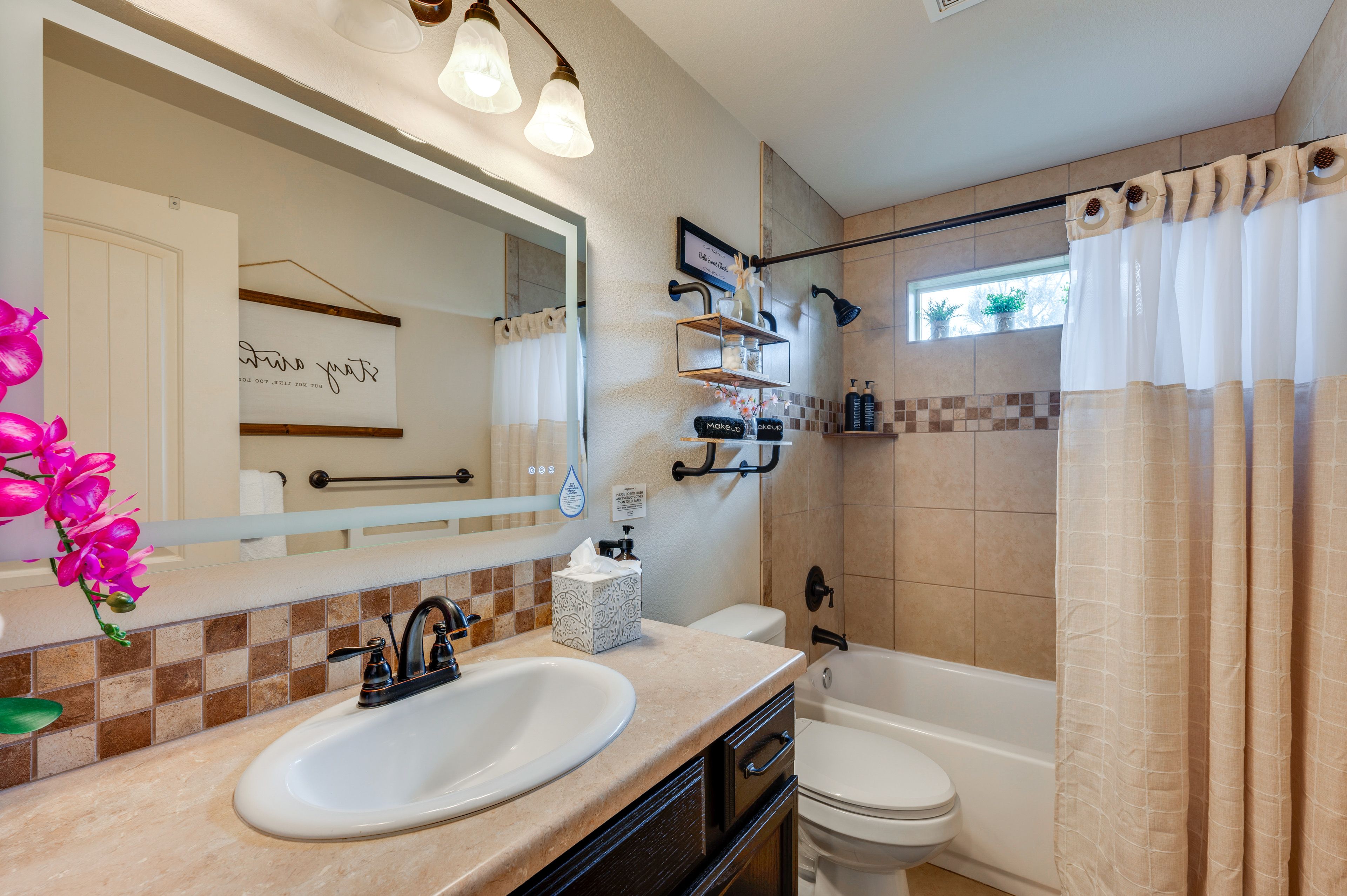 Full Bathroom | Towels Provided