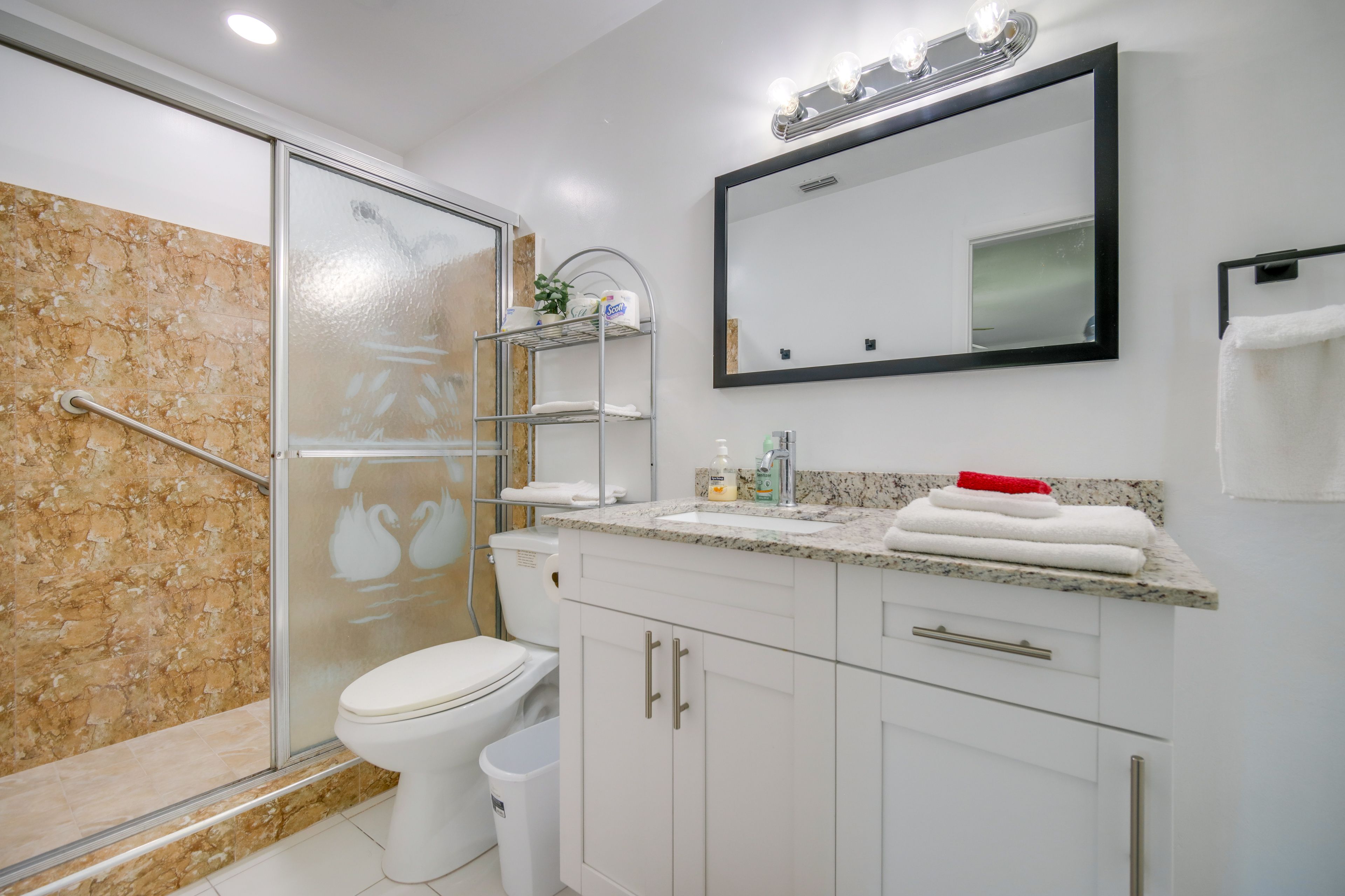 Full Bathroom | Linens & Towels