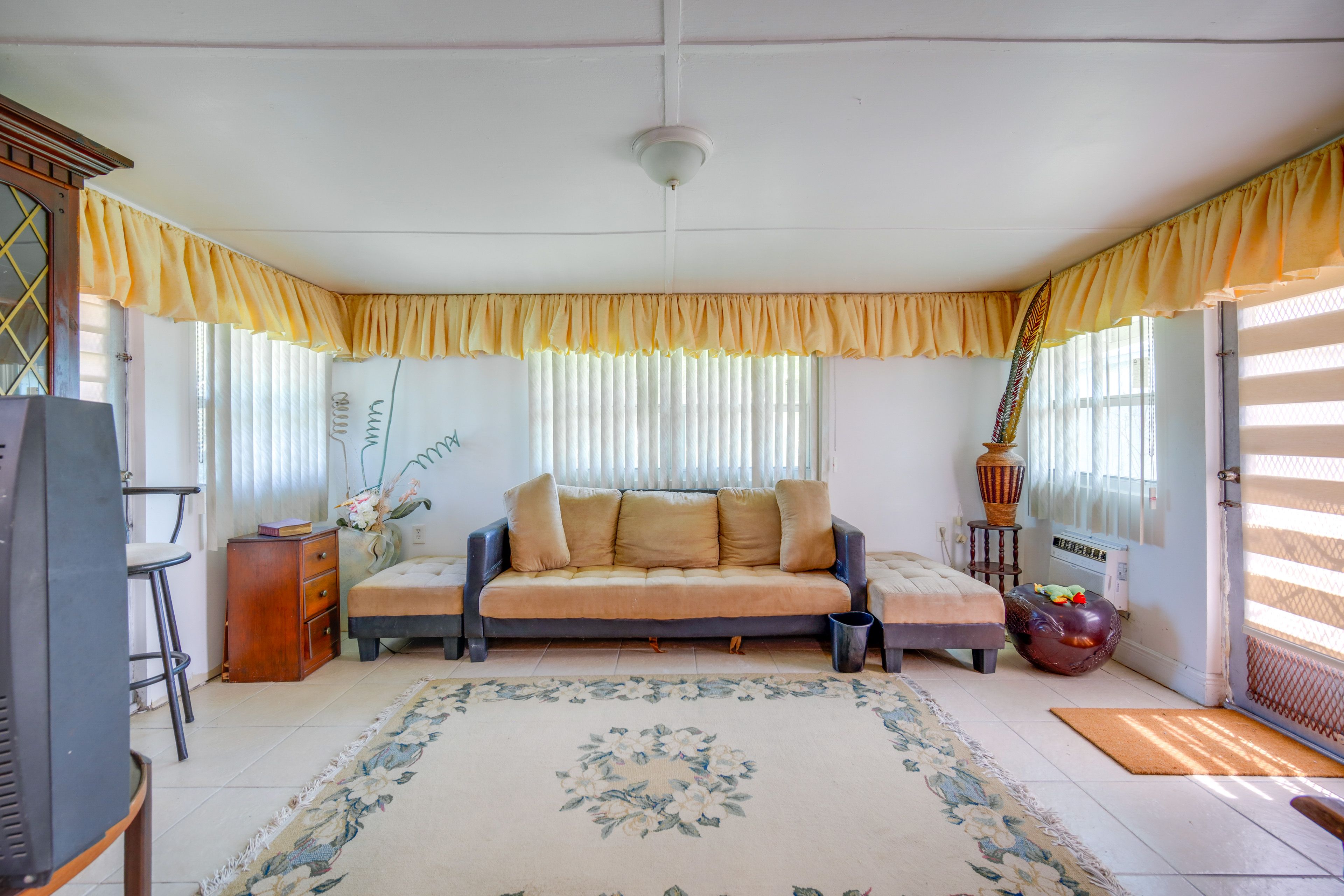 Sunroom | Full Sleeper Sofa | 1 Step to Enter