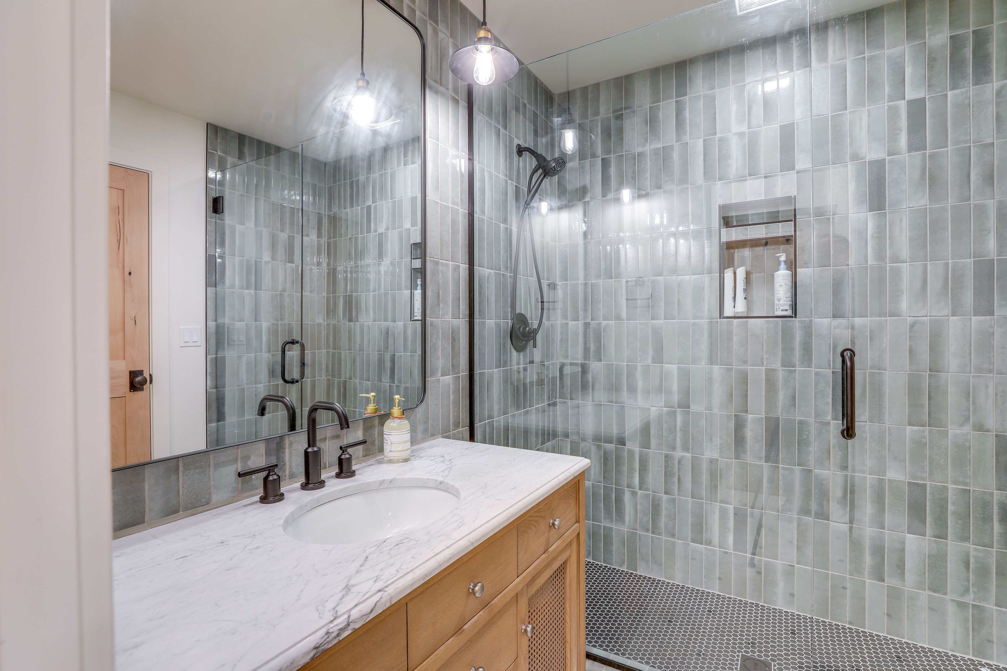 Full Bathroom | 1st Floor | Complimentary Toiletries