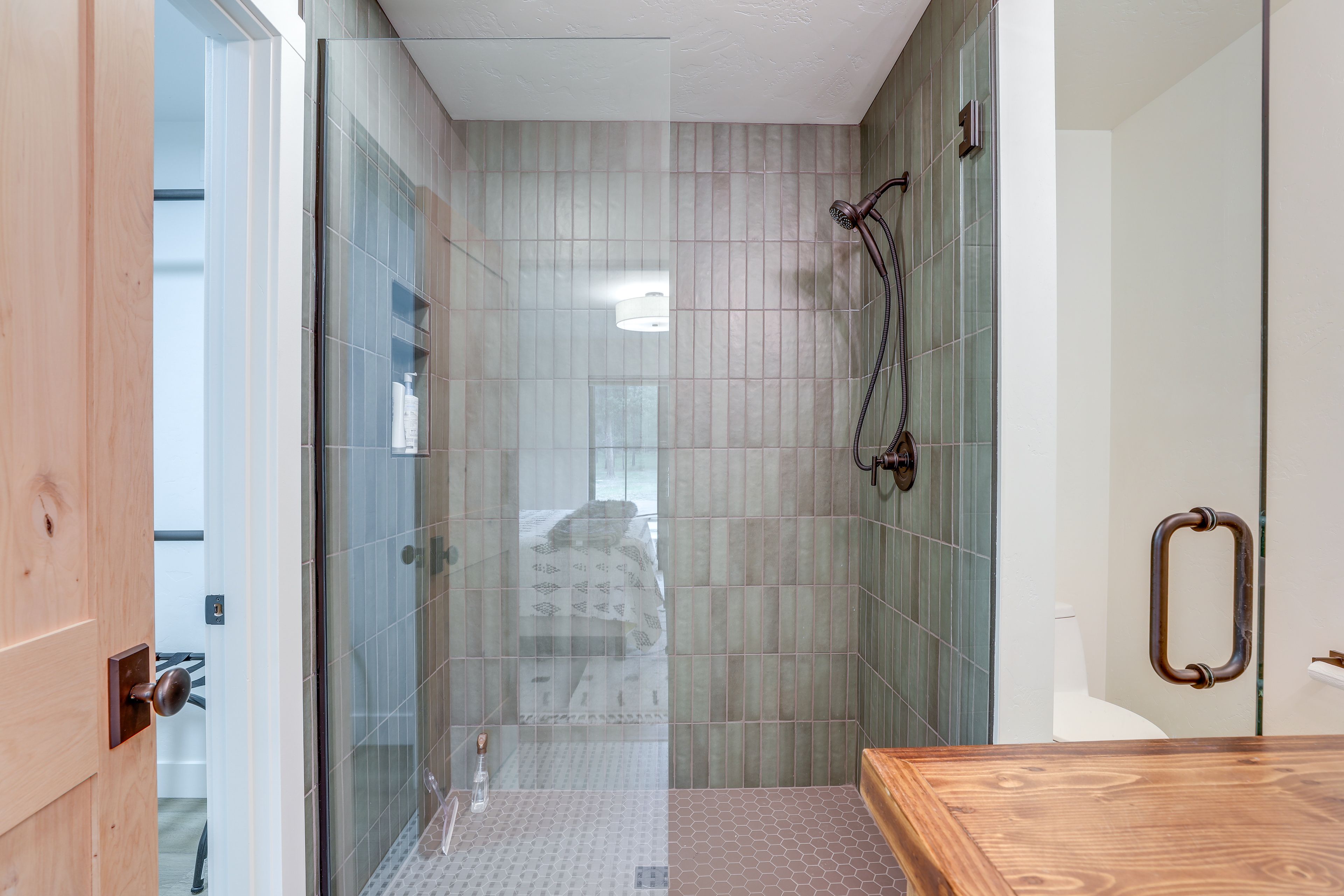 Full Bathroom | 1st Floor | Towels Provided