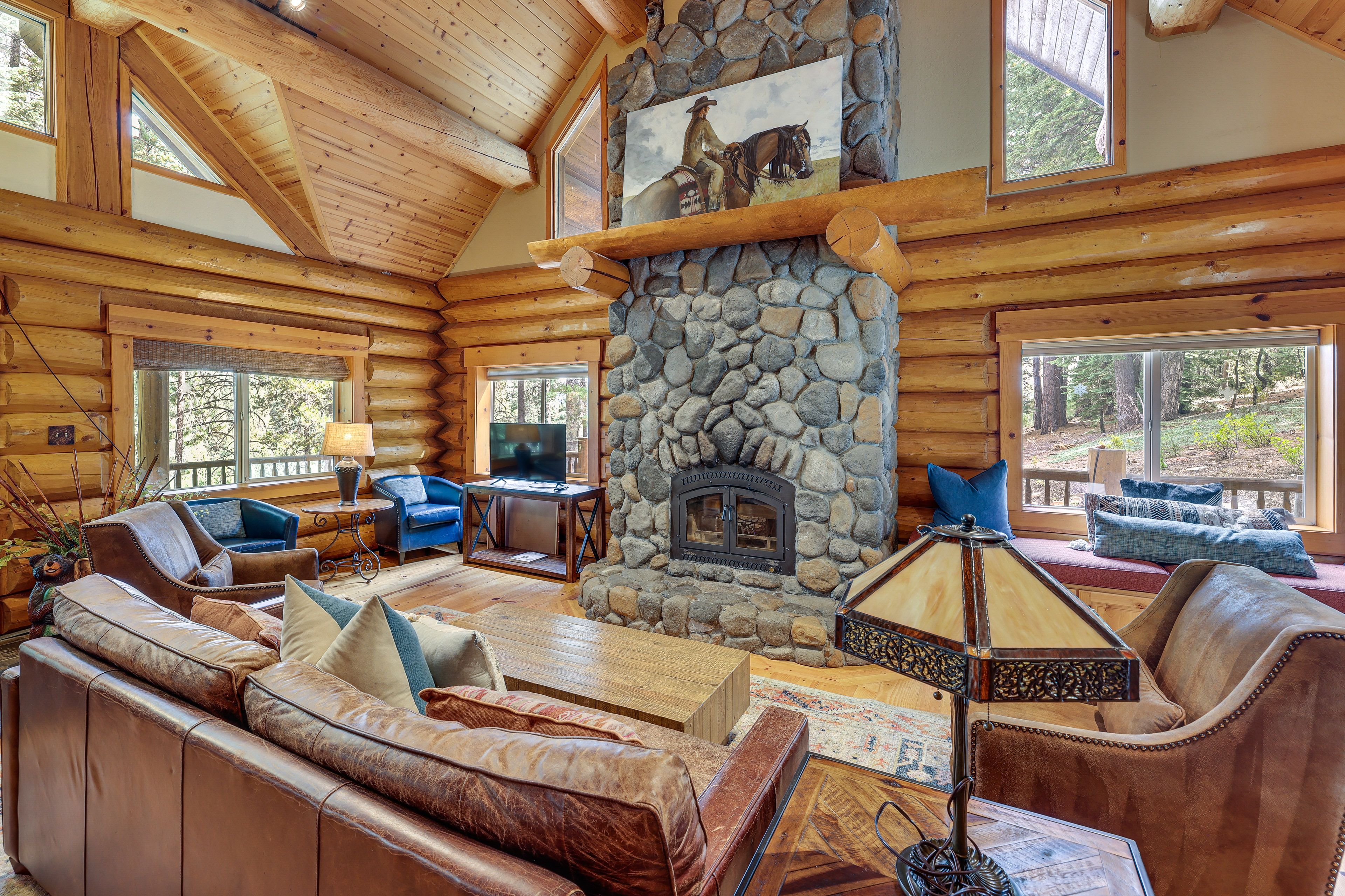 Living Room | Smart TV | Fireplace | Main Level