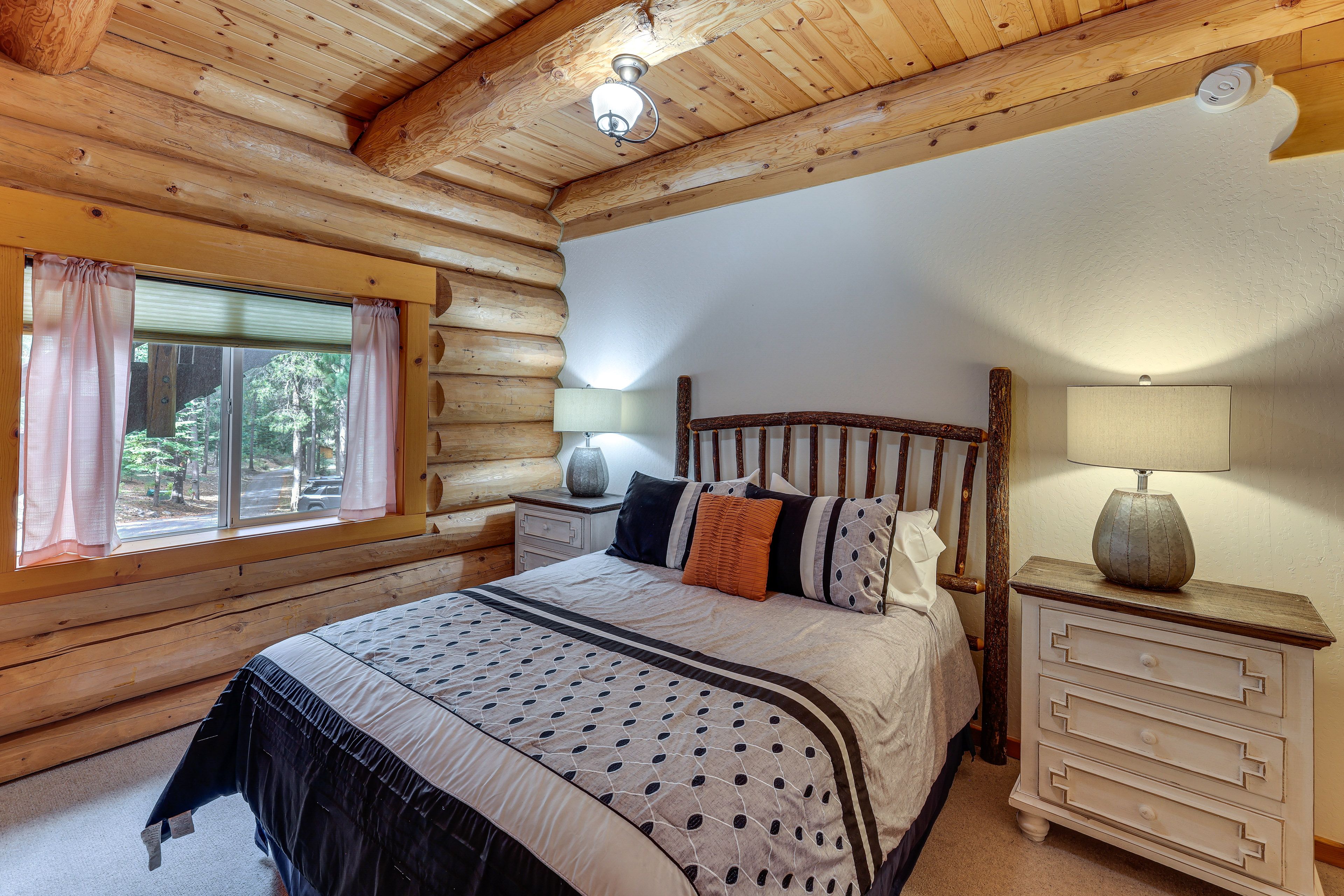 Bedroom | Queen Bed
