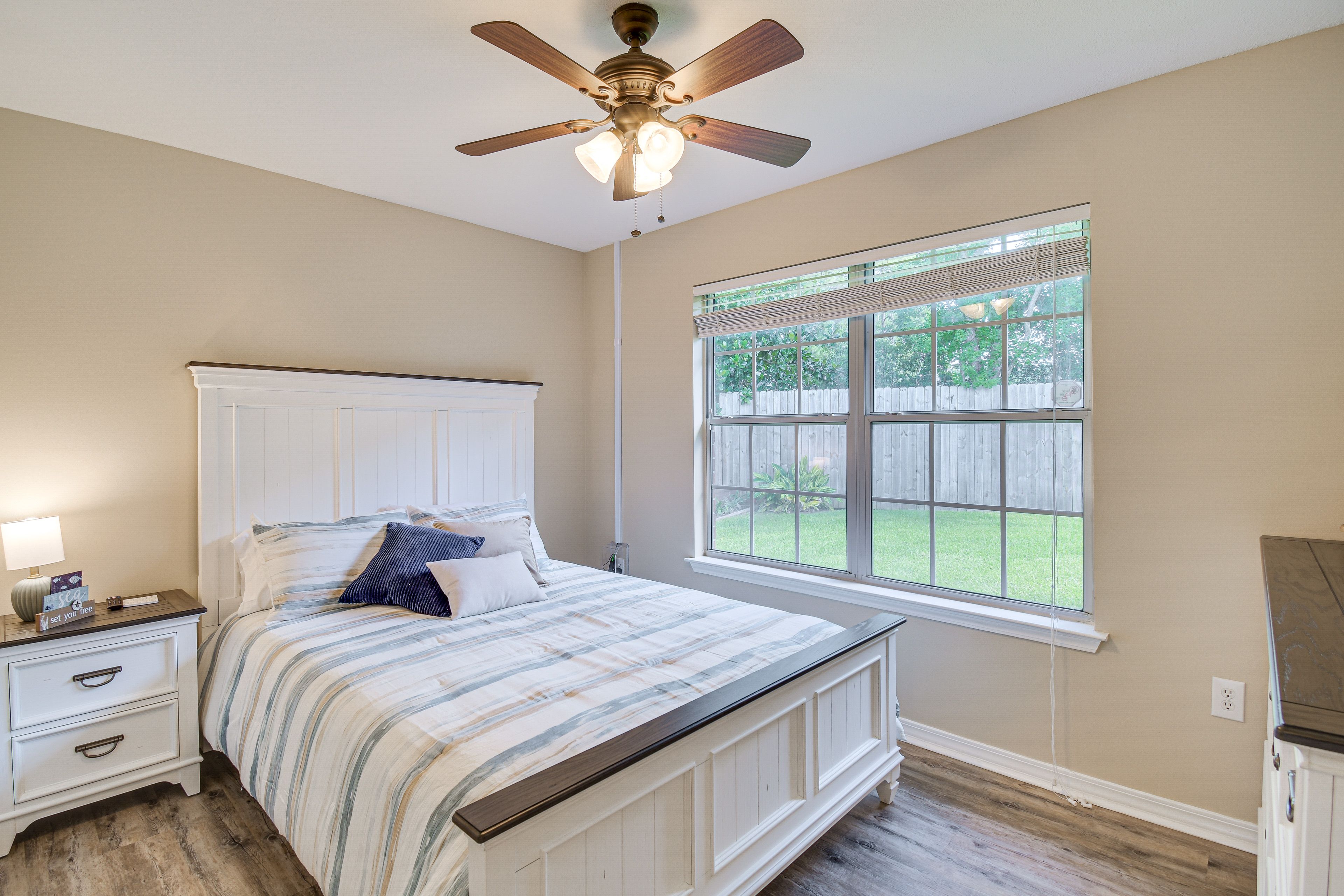 Bedroom 2 | Queen Bed | Smart TV