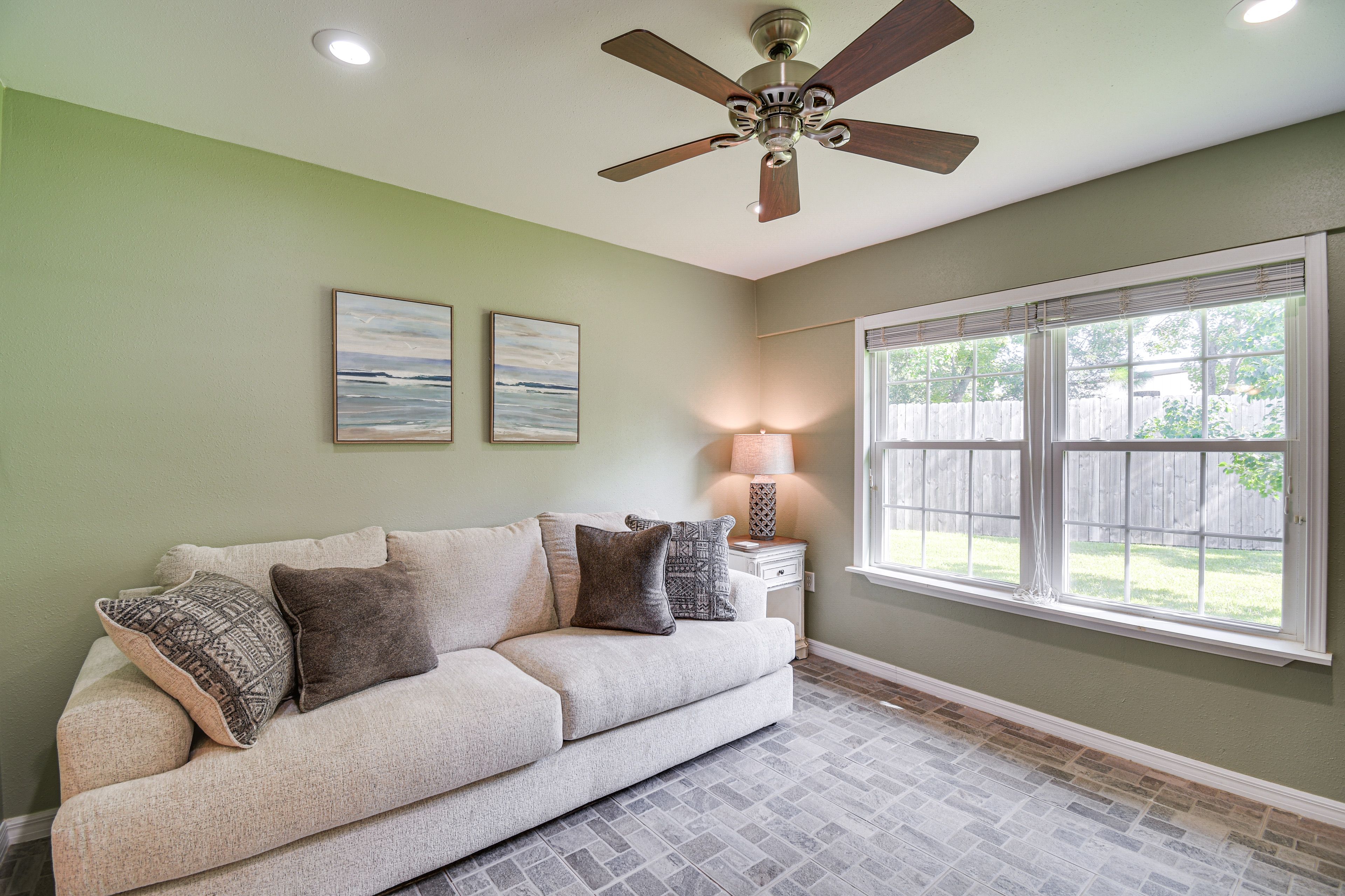 Sunroom | Queen Sleeper Sofa | Smart TV