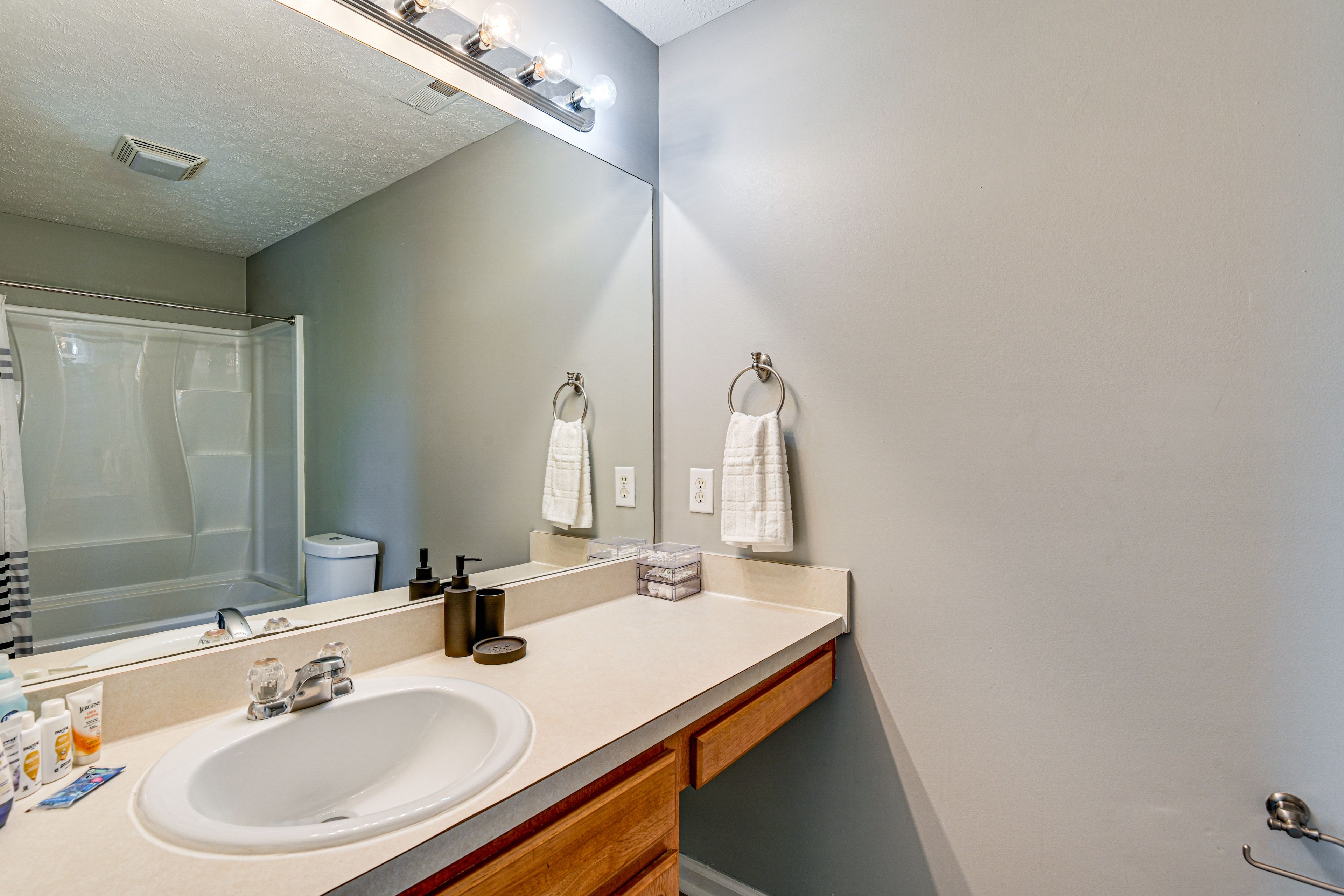 Full Bathroom | 2nd Floor | Towels Provided