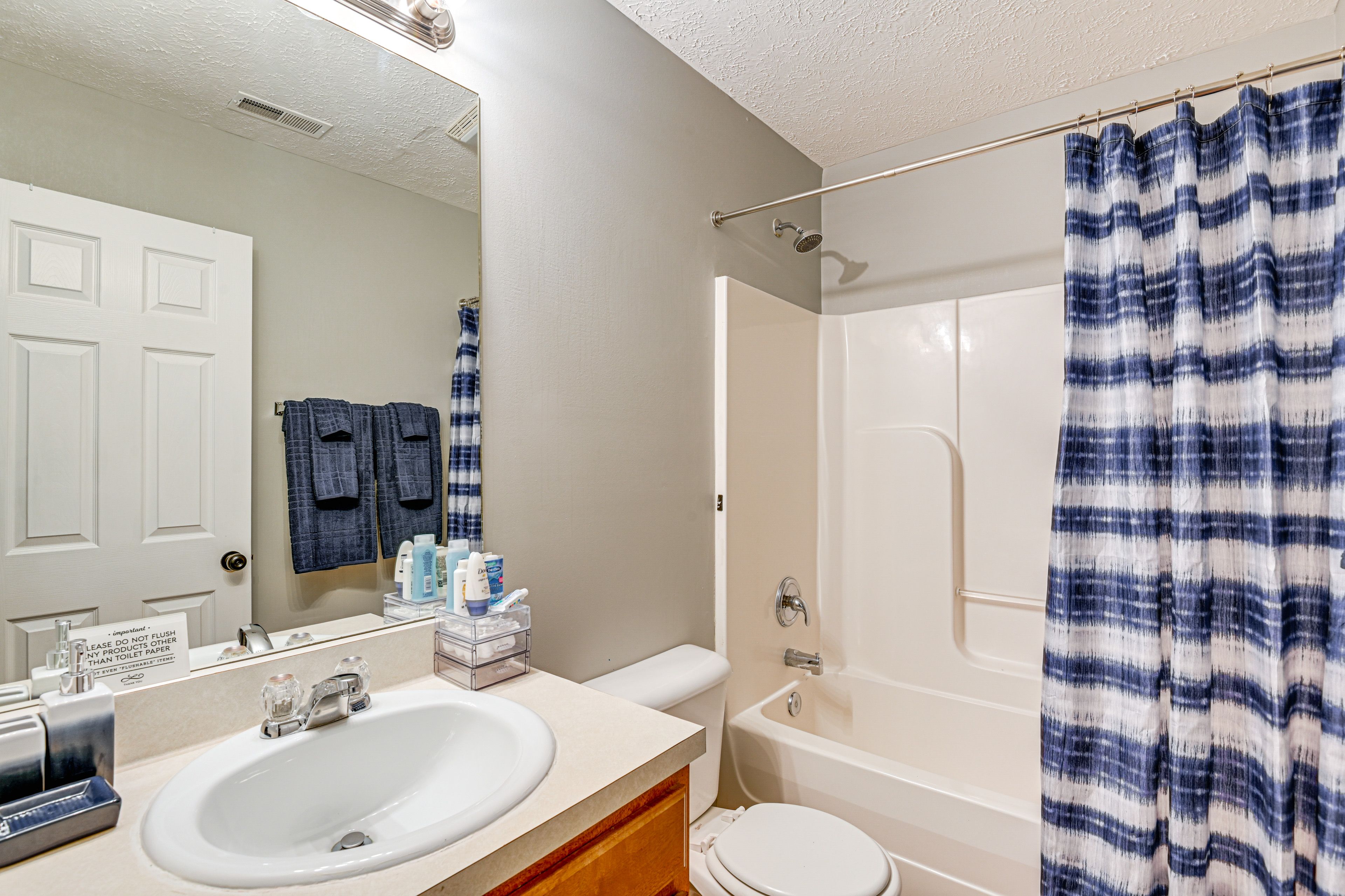 Full Bathroom | 2nd Floor | Complimentary Toiletries