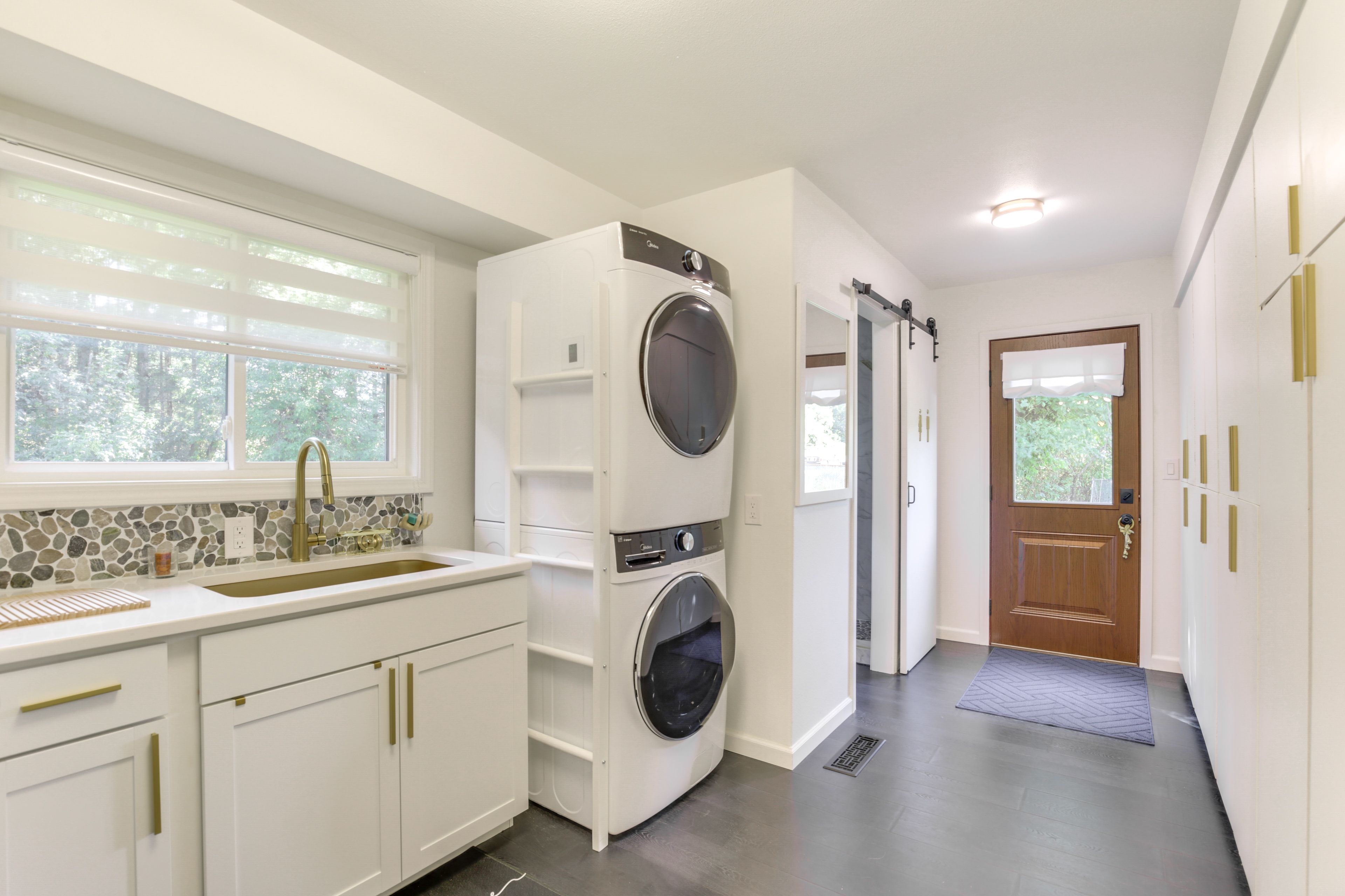Full Bath | Laundry Room\
