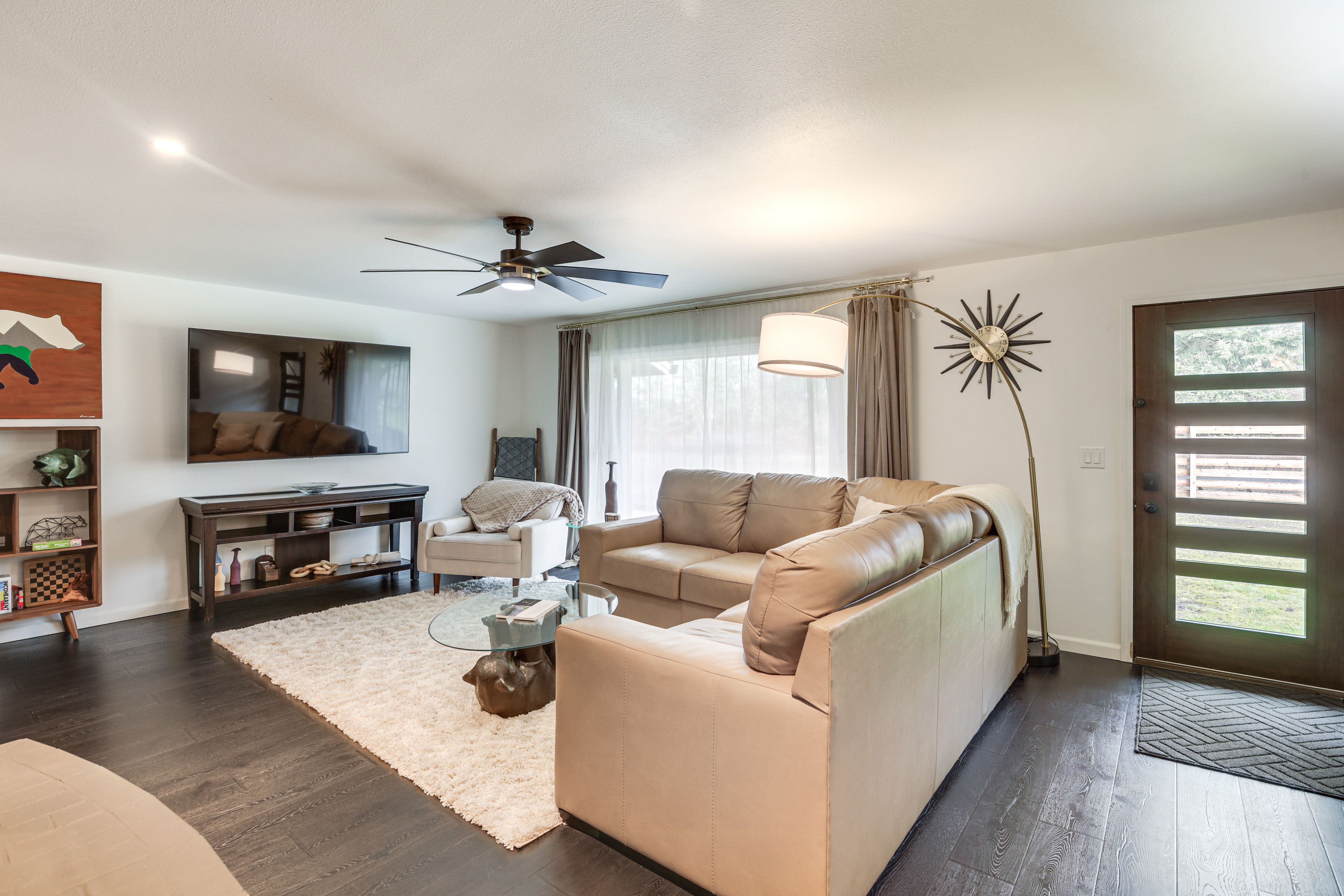 Living Room | Smart TV | Fireplace | Free WiFi