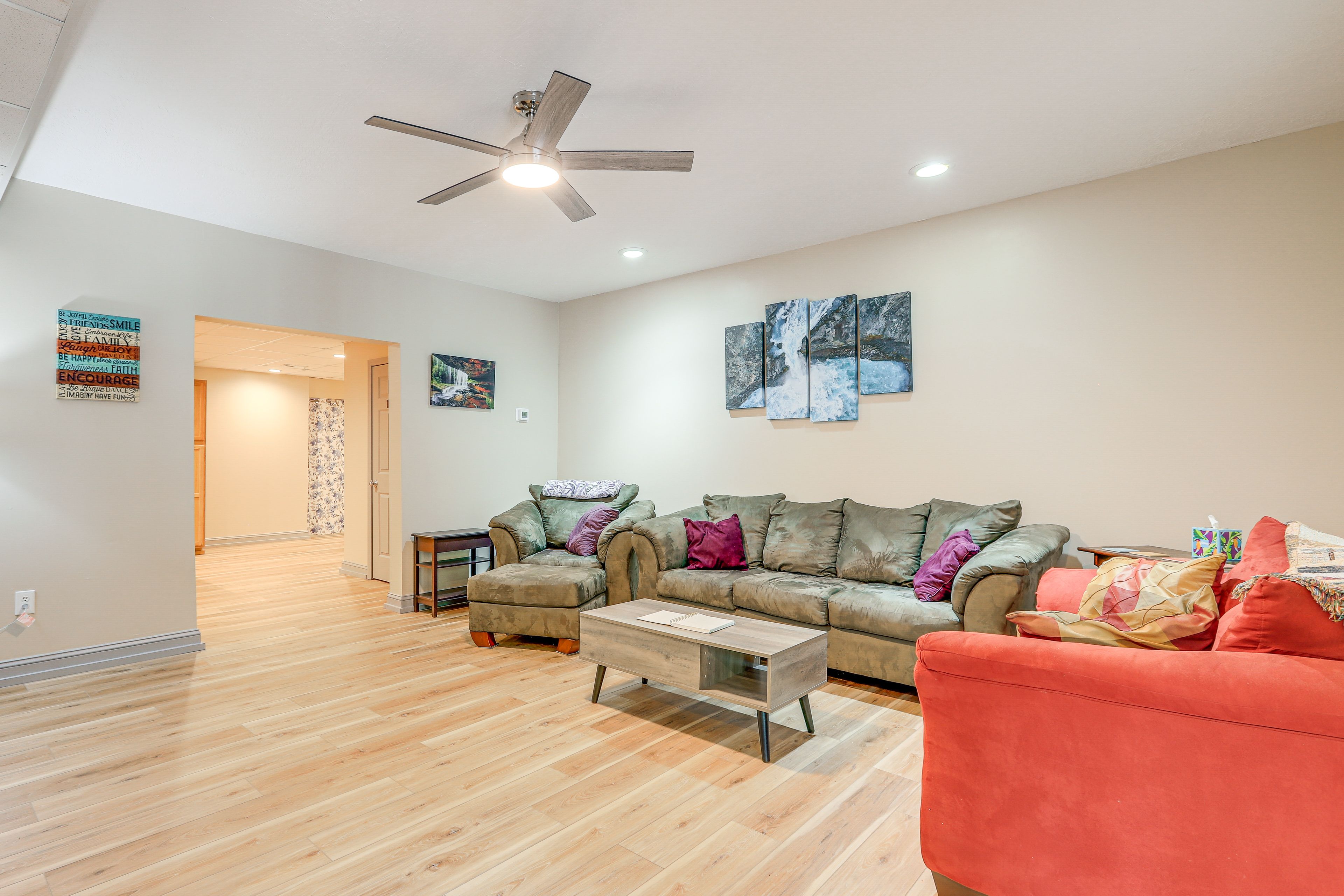 Living Room | Free WiFi | Central Heating & A/C | Smart TV