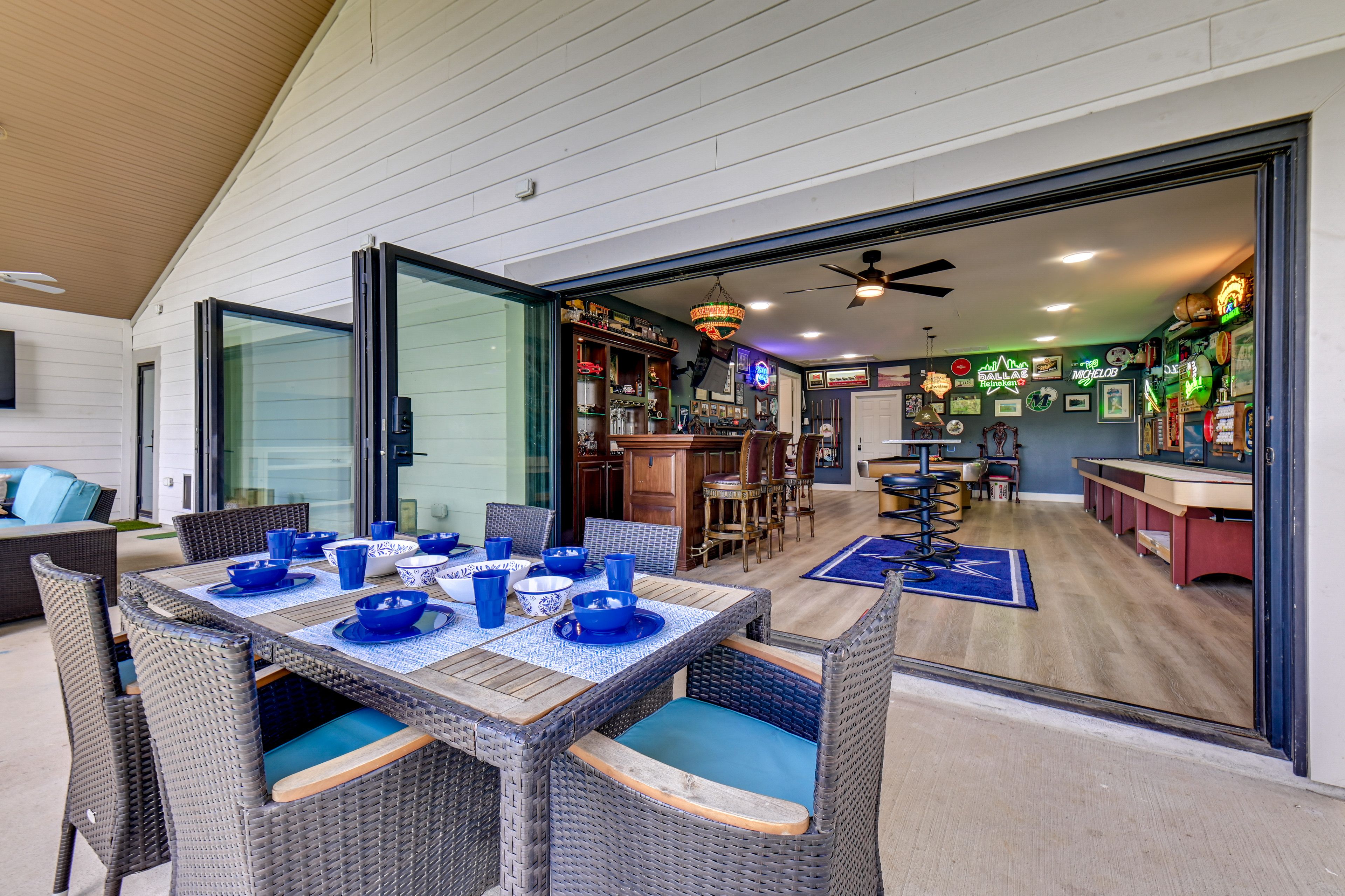 Patio | Outdoor Dining Set & TV