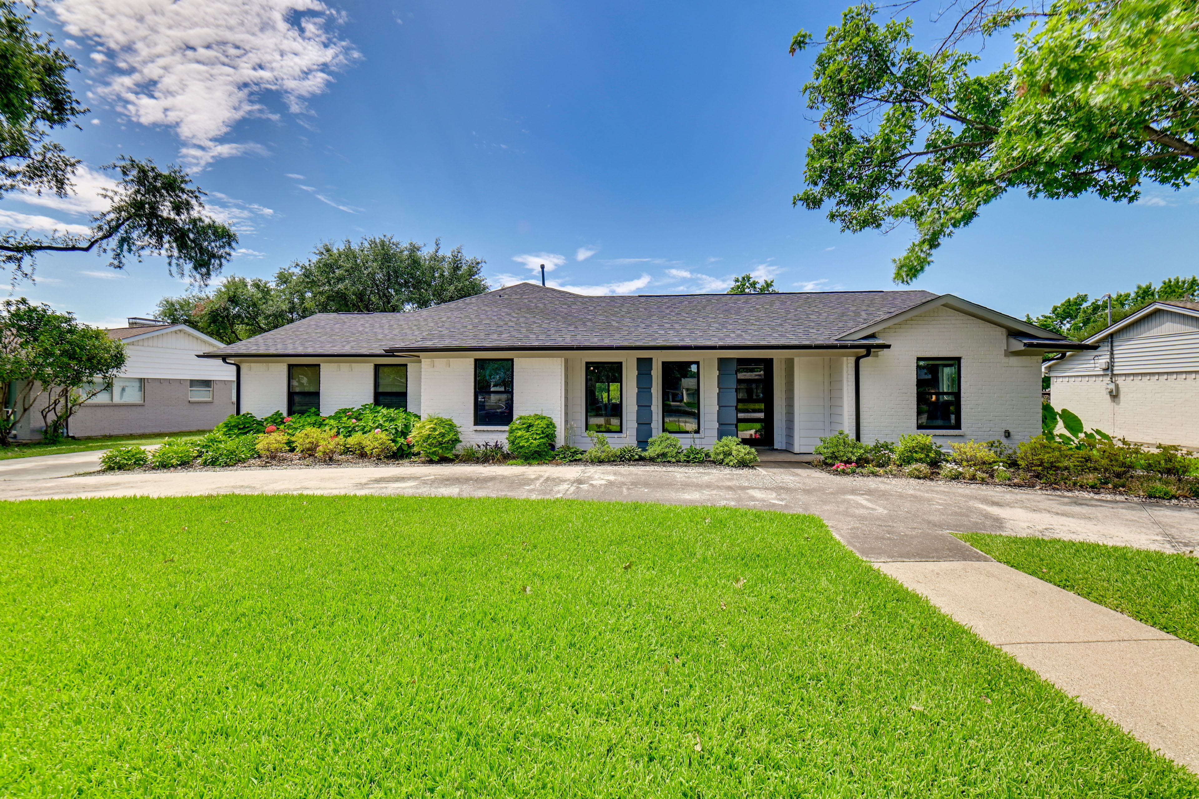 Parking | Driveway (4 Vehicles)