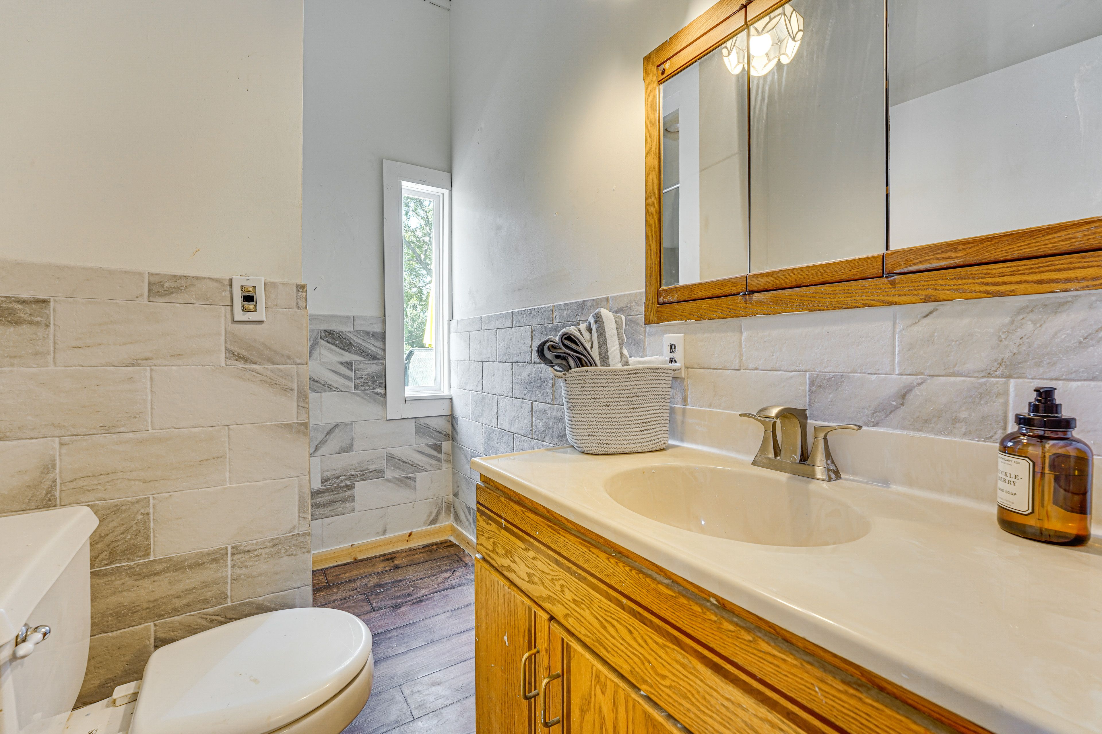 Full Bathroom | 2nd Floor | Complimentary Toiletries